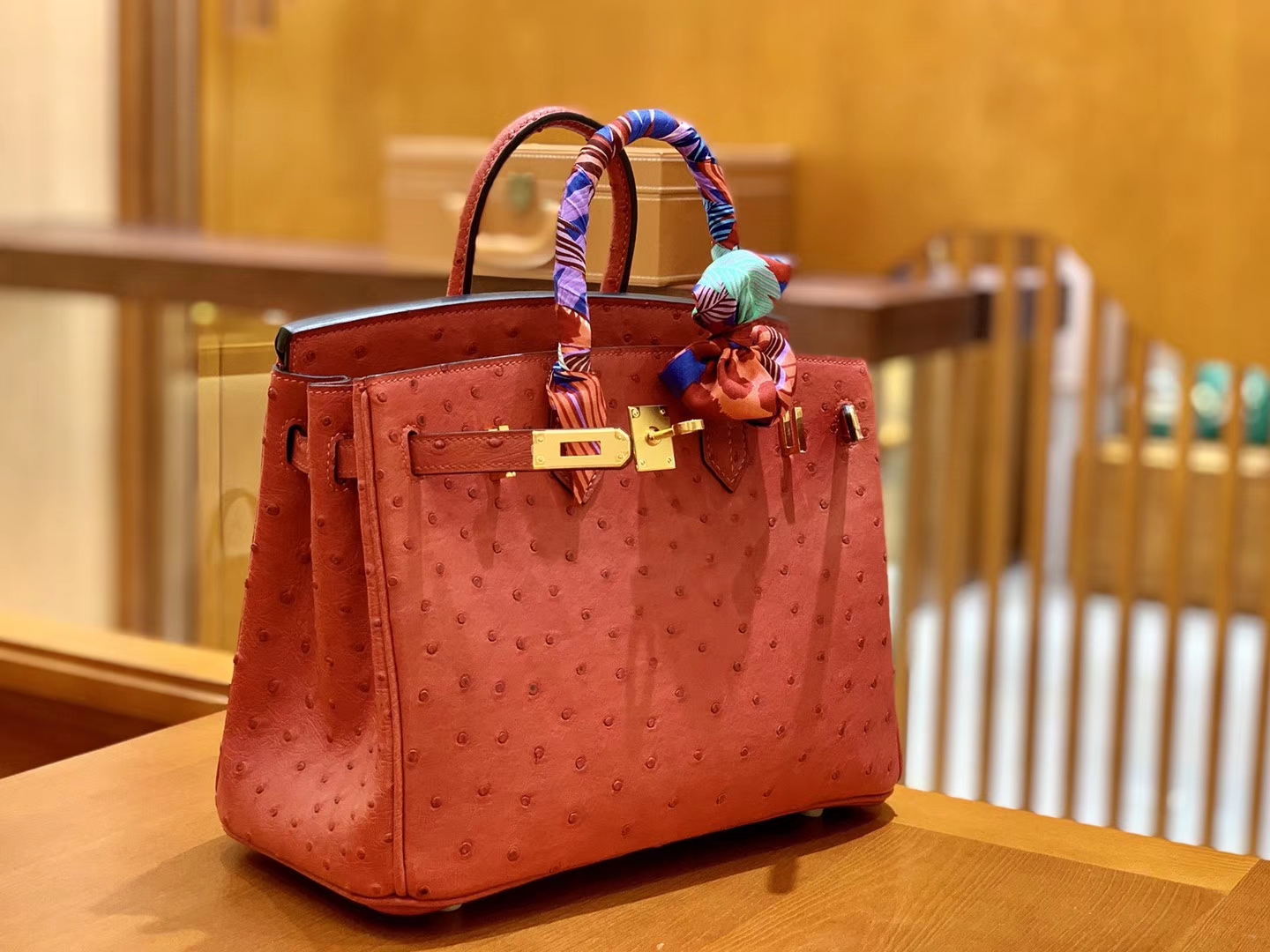 Hermès（爱马仕）Birkin 铂金包 红色 鸵鸟皮 手缝工艺 金扣 25cm 现货