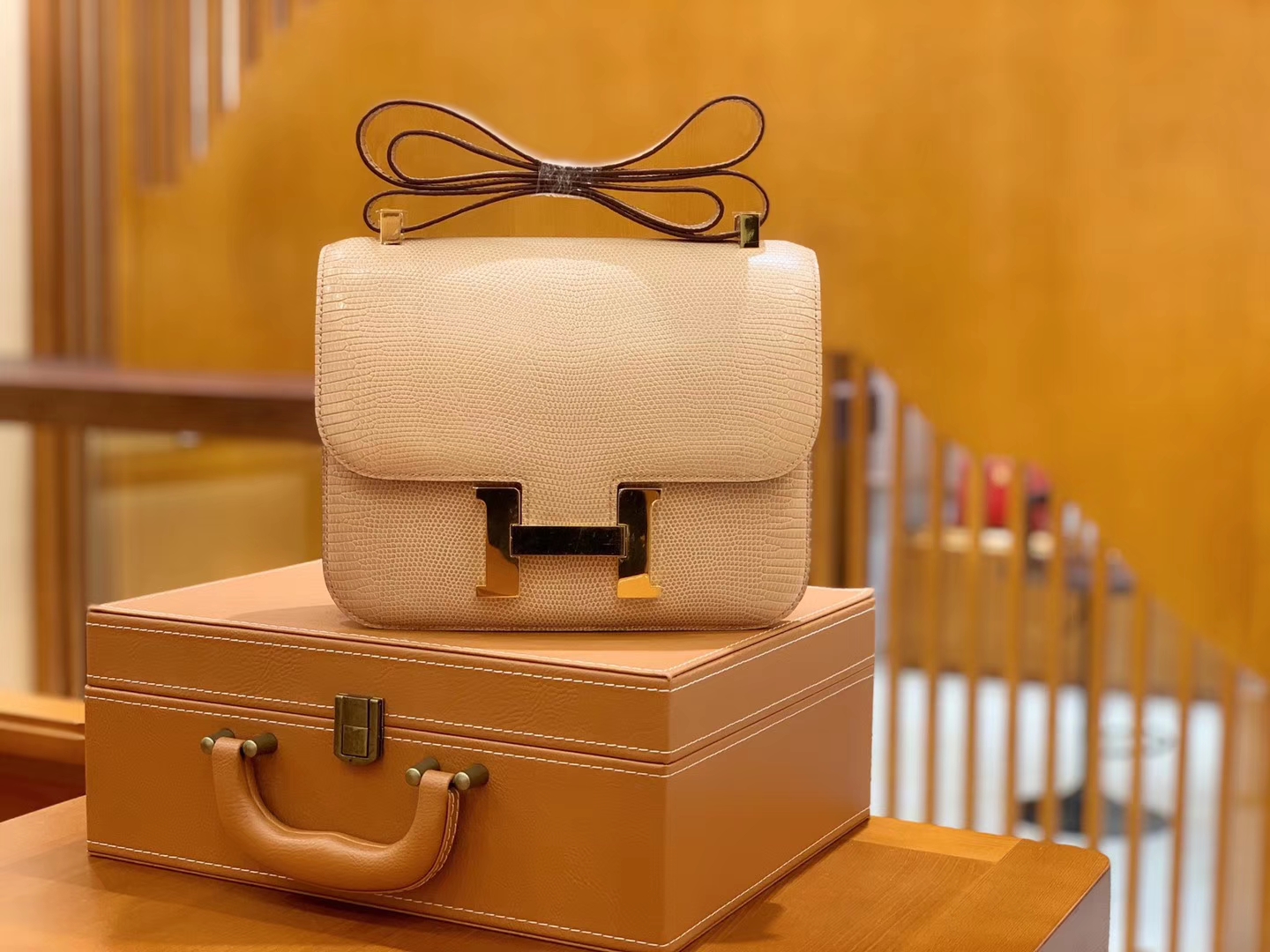 Hermès（爱马仕）Constance 空姐包 杏色 野生蜥蜴皮 全手工缝制 23cm 金扣 现货
