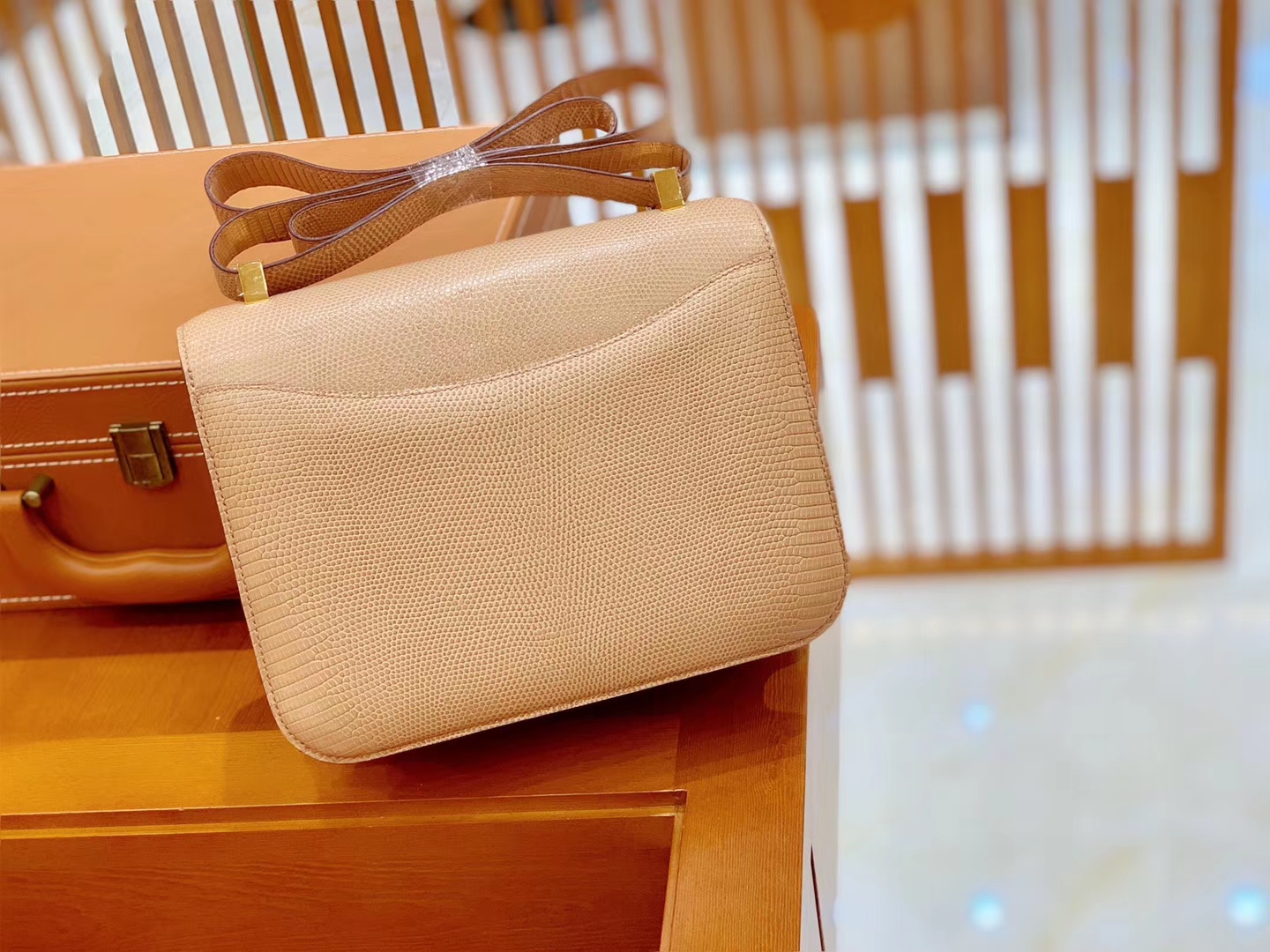 Hermès（爱马仕）Constance 空姐包 杏色 野生蜥蜴皮 全手工缝制 23cm 金扣 现货