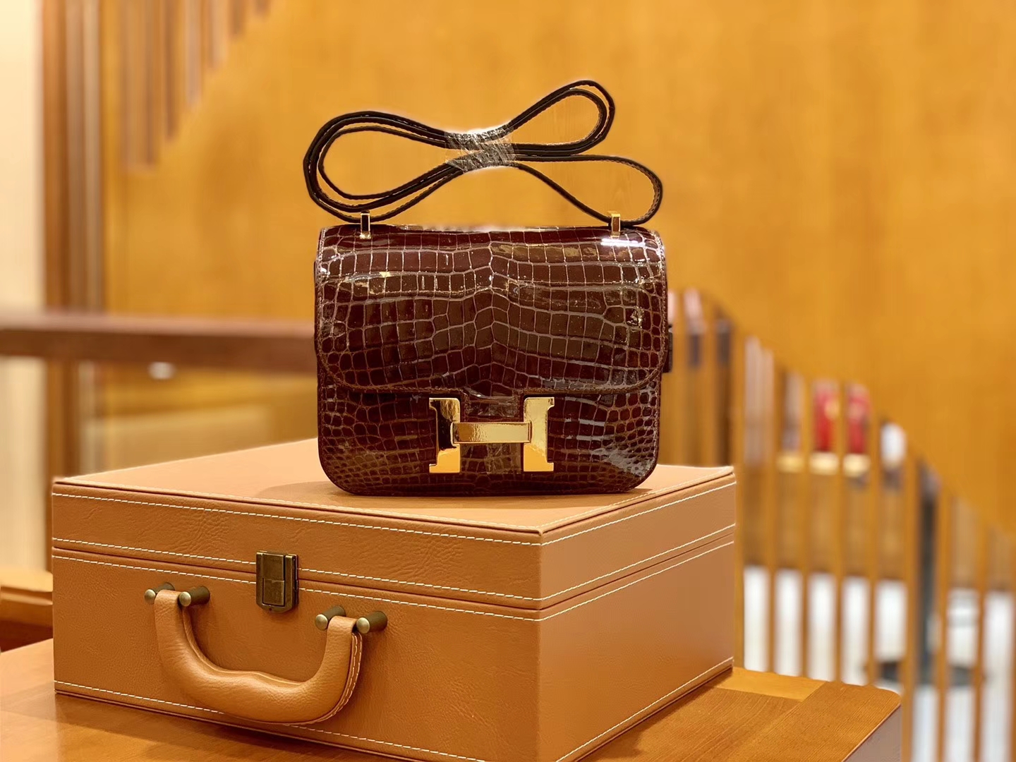 Hermès（爱马仕）Constance 空姐包 摩卡 咖啡色 一级美洲亮面鳄鱼皮 臻品级别 金扣 18cm