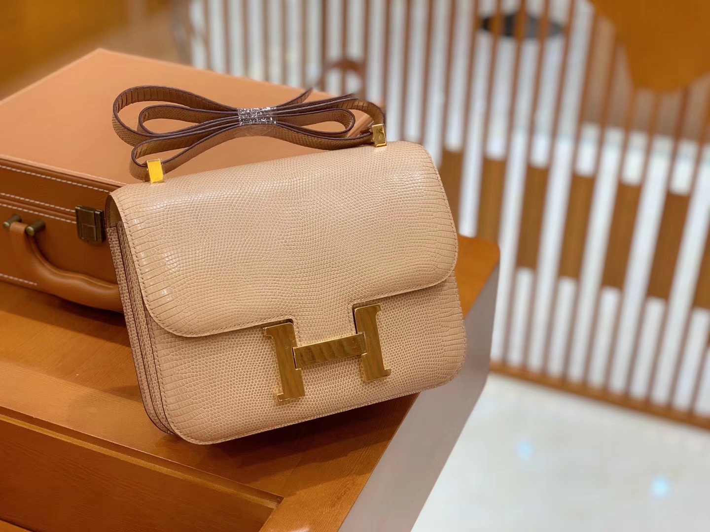 Hermès（爱马仕）Constance 空姐包 杏色 野生蜥蜴皮 全手工缝制 23cm 金扣 现货