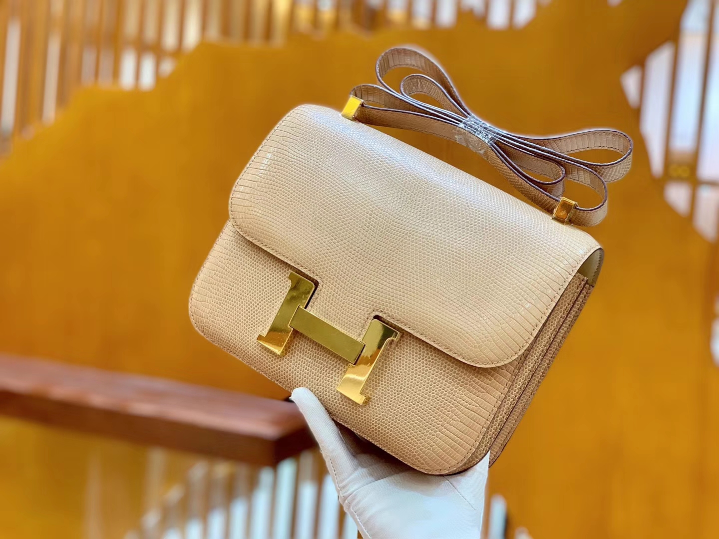 Hermès（爱马仕）Constance 空姐包 杏色 野生蜥蜴皮 全手工缝制 23cm 金扣 现货