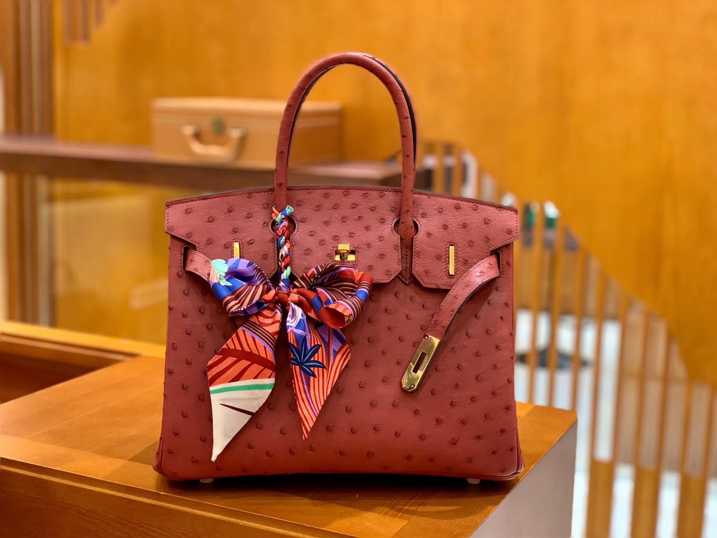 Hermès（爱马仕）Birkin 铂金包 石榴红 鸵鸟皮 手缝工艺 金扣 30cm 现货