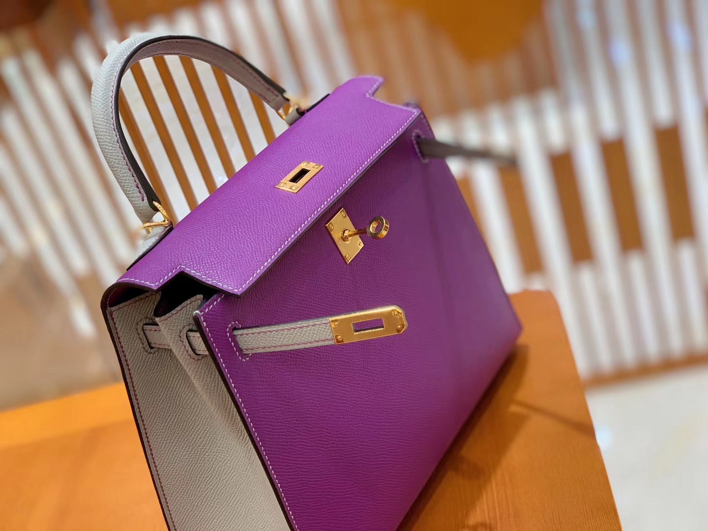 Hermès（爱马仕）Kelly 凯莉包 海葵紫拼海鸥灰 掌纹德国进口牛皮 全手工 金扣 25cm 现货