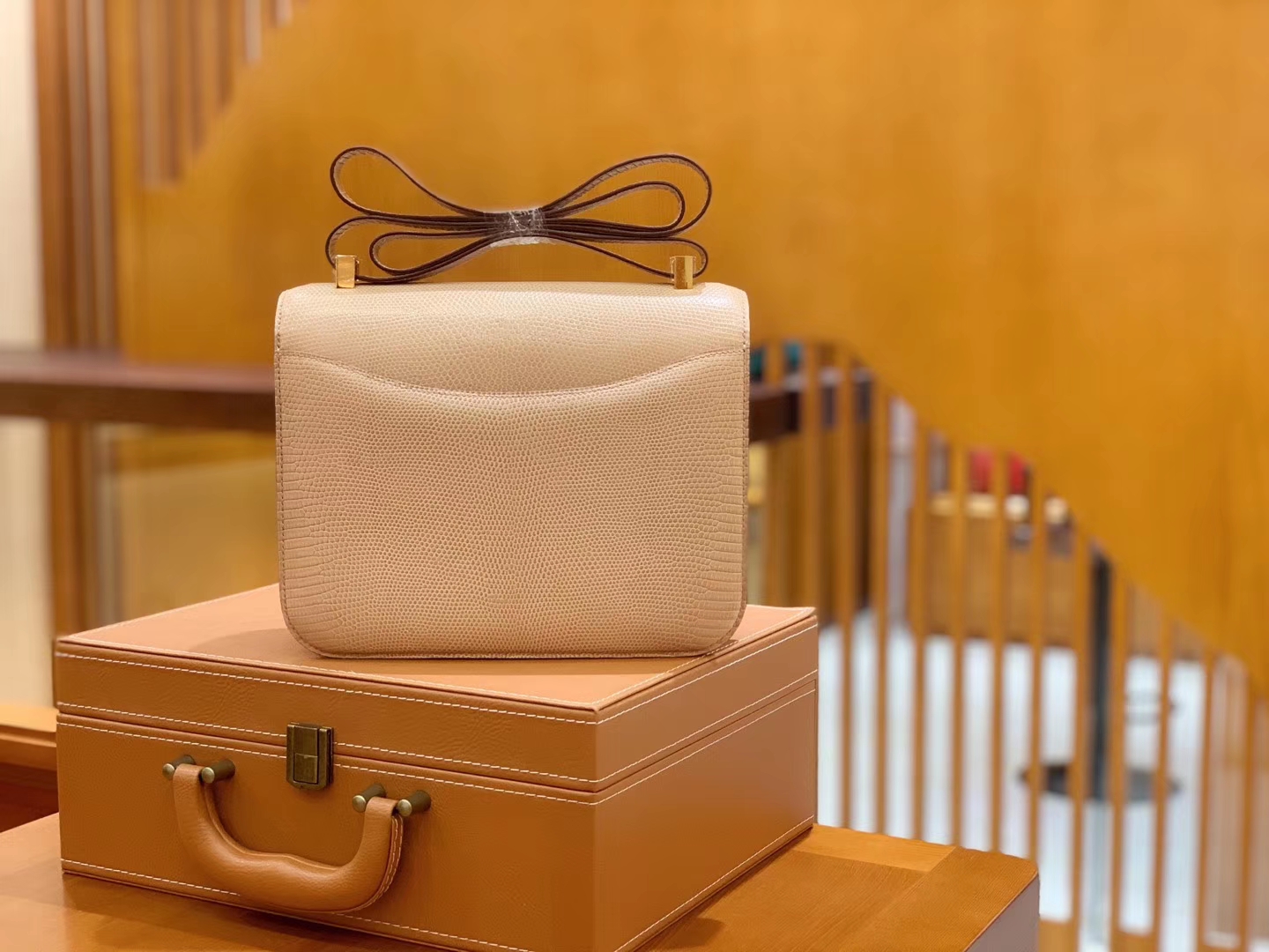 Hermès（爱马仕）Constance 空姐包 杏色 野生蜥蜴皮 全手工缝制 23cm 金扣 现货