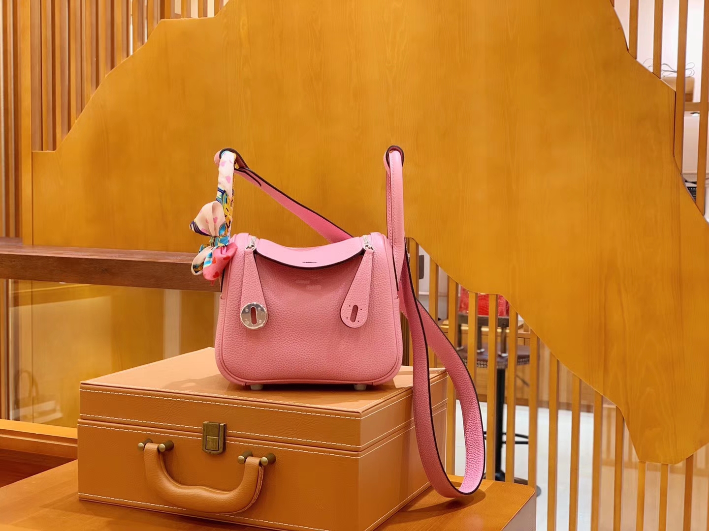 Hermès（爱马仕）Mini Lindy 18cm 樱花粉银 德国进口togo牛皮 全手工