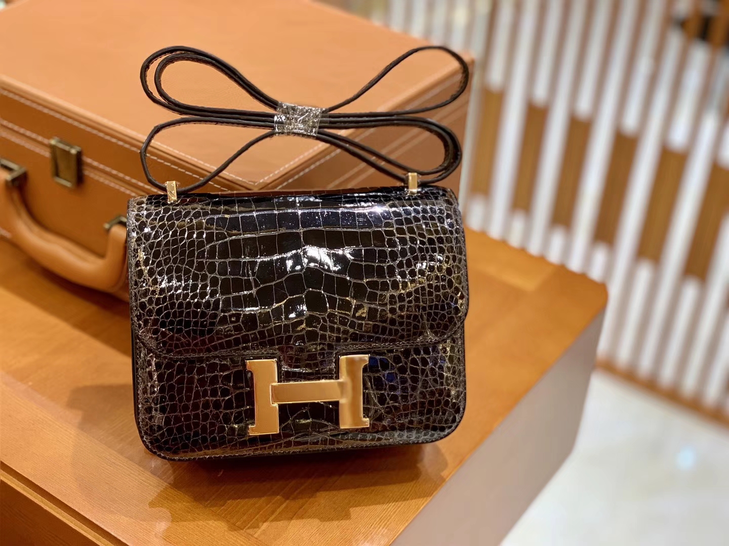 Hermès（爱马仕）新增现货 Constance 康斯坦 美洲鳄鱼皮 深咖色 纹路极美 18cm