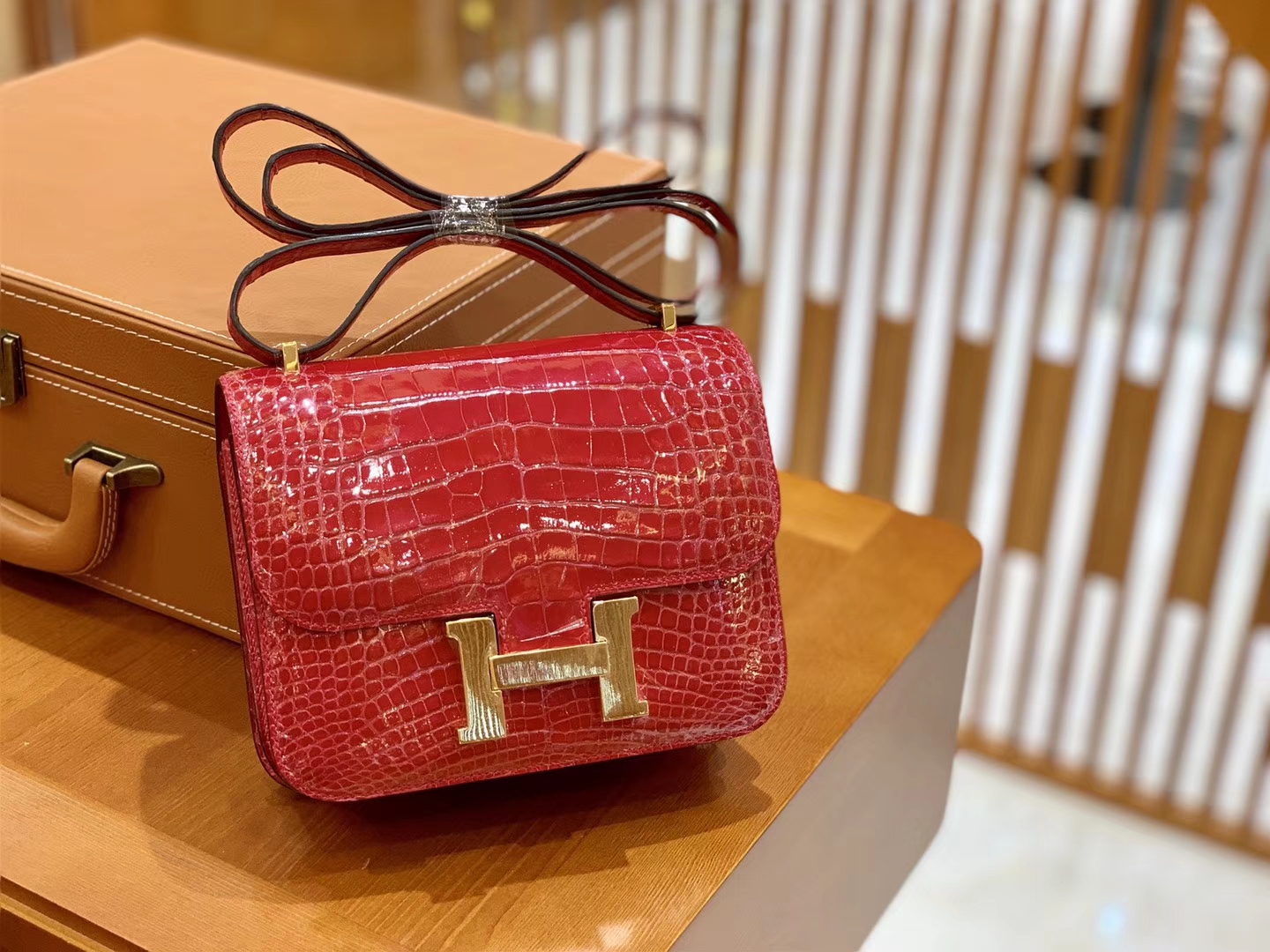 Hermès（爱马仕）新增现货 Constance 康斯坦 美洲鳄鱼皮 极致粉 纹路极美 18cm