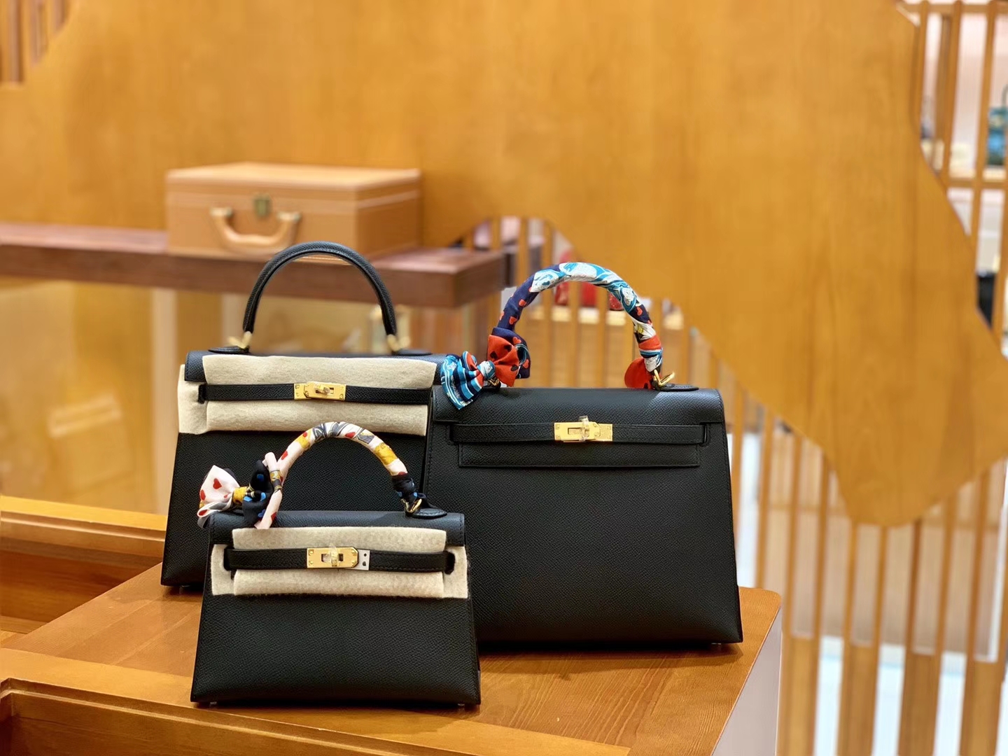 Hermès（爱马仕）Kelly 28cm 经典黑 金扣 Epsom 掌纹进口小牛皮 全手工缝制