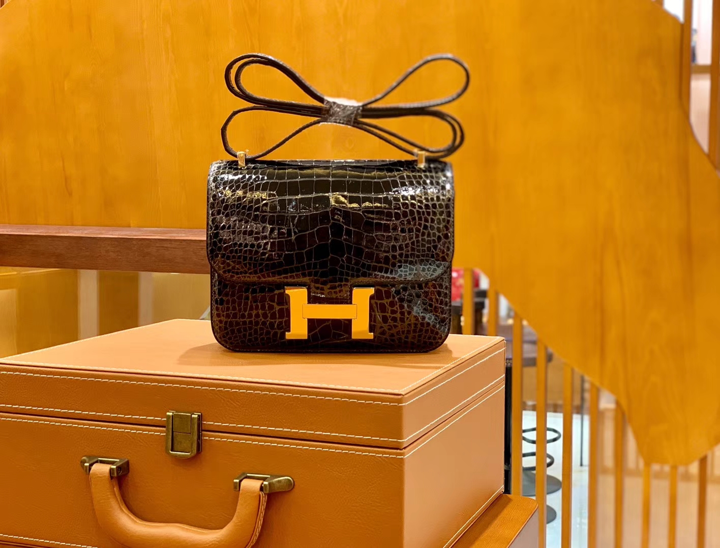 Hermès（爱马仕）新增现货 Constance 康斯坦 美洲鳄鱼皮 深咖色 纹路极美 18cm