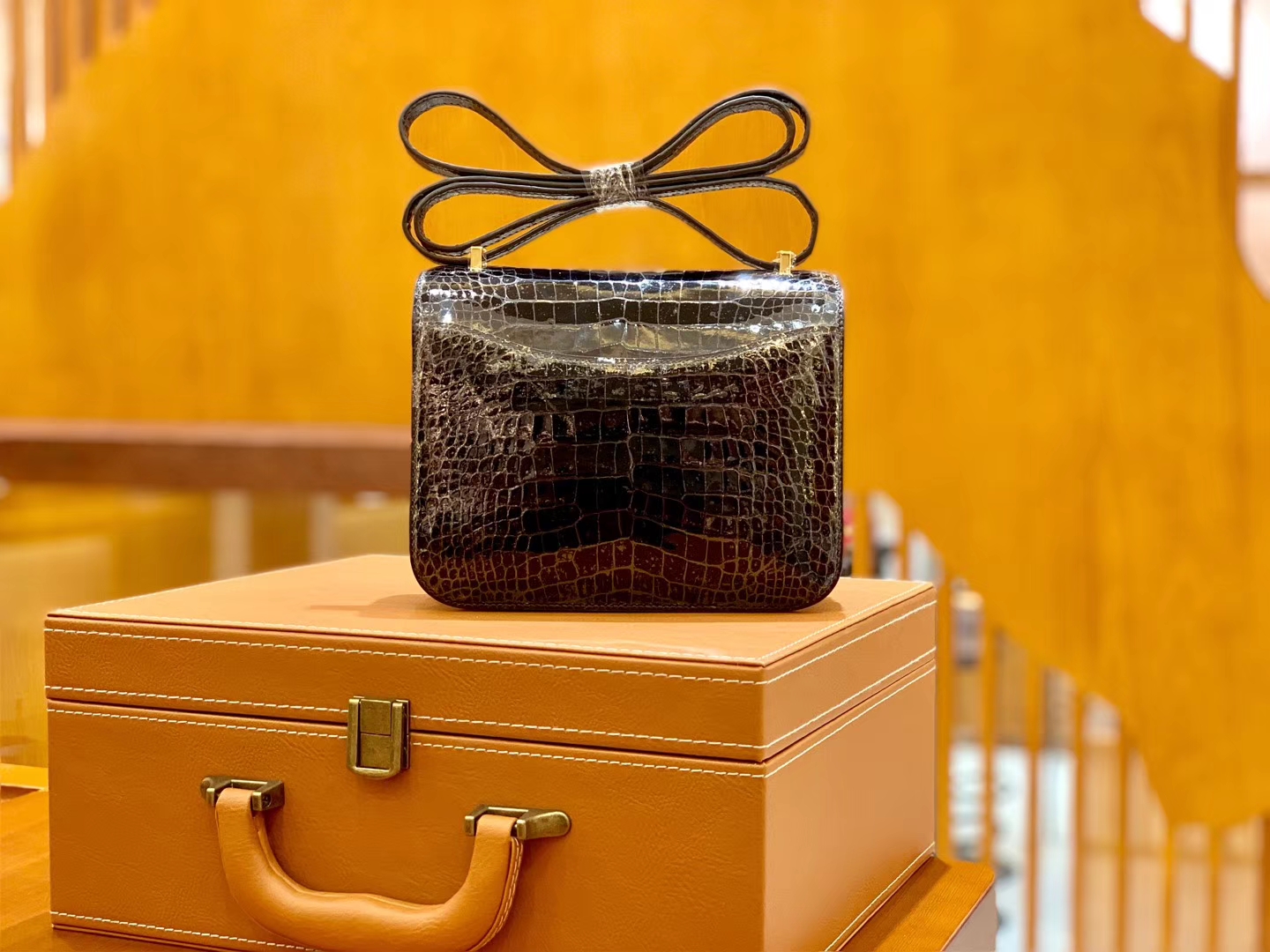 Hermès（爱马仕）新增现货 Constance 康斯坦 美洲鳄鱼皮 深咖色 纹路极美 18cm
