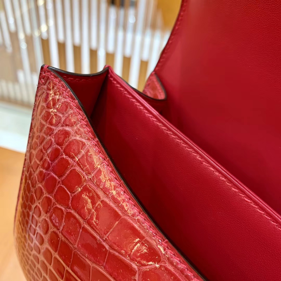 Hermès（爱马仕）新增现货 Constance 康斯坦 美洲鳄鱼皮 极致粉 纹路极美 18cm