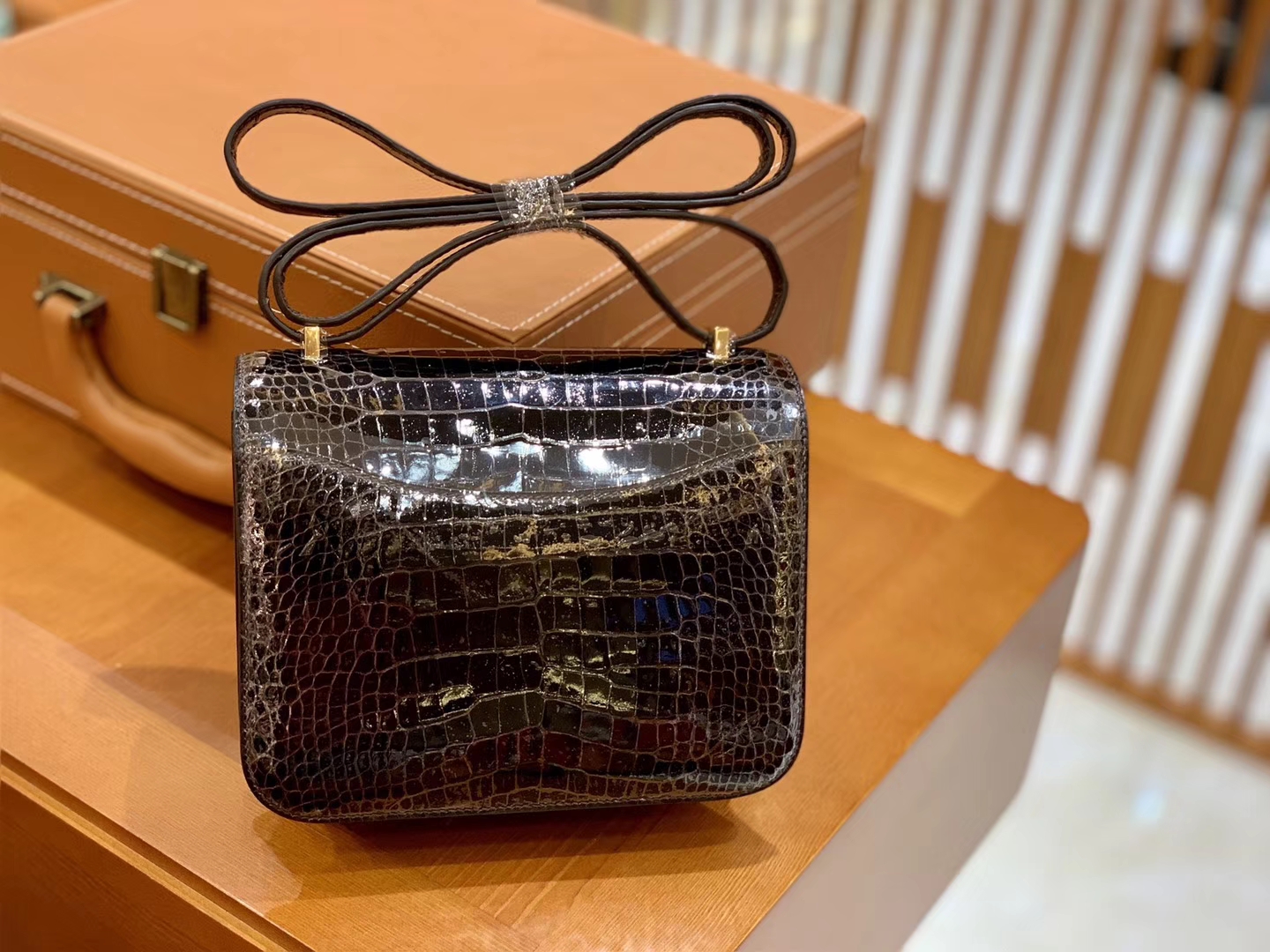Hermès（爱马仕）新增现货 Constance 康斯坦 美洲鳄鱼皮 深咖色 纹路极美 18cm