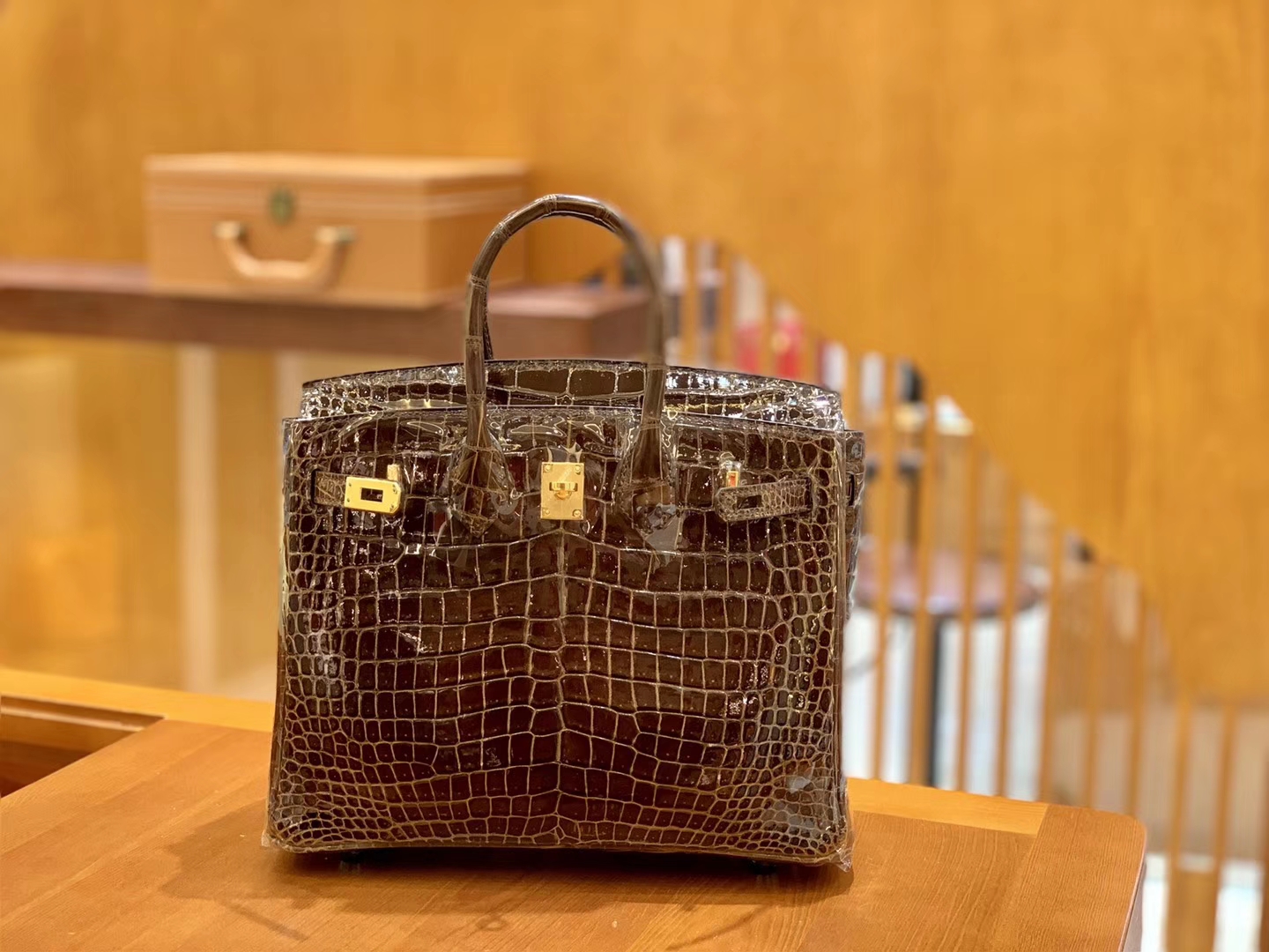 Hermès（爱马仕）Birkin 25cm 咖啡色 金扣 倒V湾鳄 臻品级别