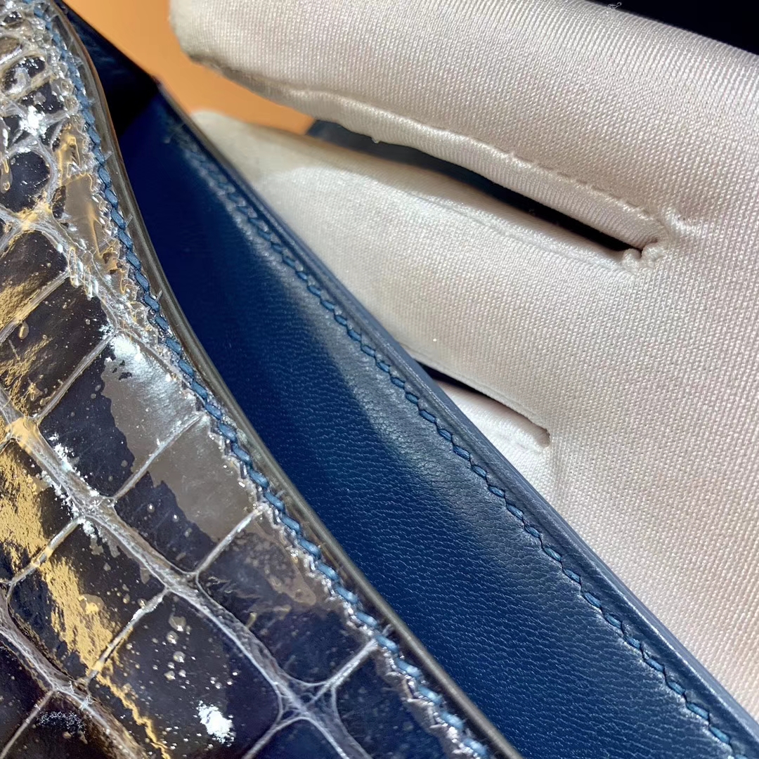 Hermès（爱马仕）新增现货 Constance 康斯坦 美洲鳄鱼皮 海洋蓝 纹路极美 18cm