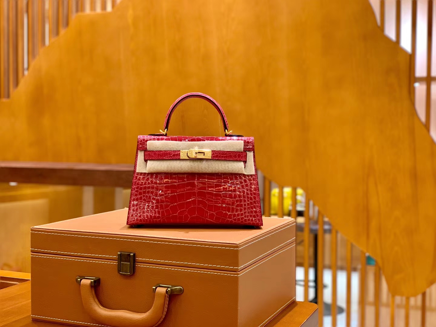 Hermès（爱马仕）Mini Kelly 19cm 极致粉 金扣 亮光 美洲鳄鱼皮 全手工缝制