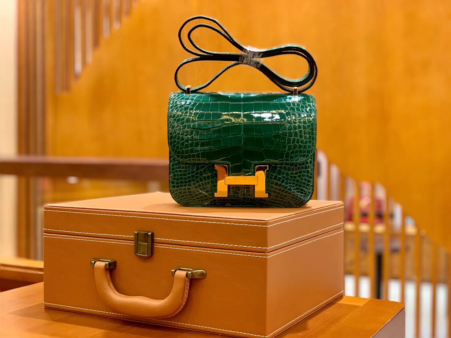 Hermès（爱马仕）Constance 18cm 宝石绿 金扣 美洲亮面 鳄鱼皮  全手工缝制