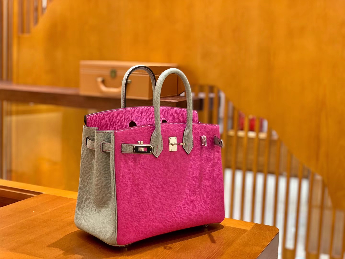 Hermès（爱马仕）Birkin 25cn 玉兰粉拼海鸥灰 掌纹牛皮 高定版本 鳄鱼皮工序