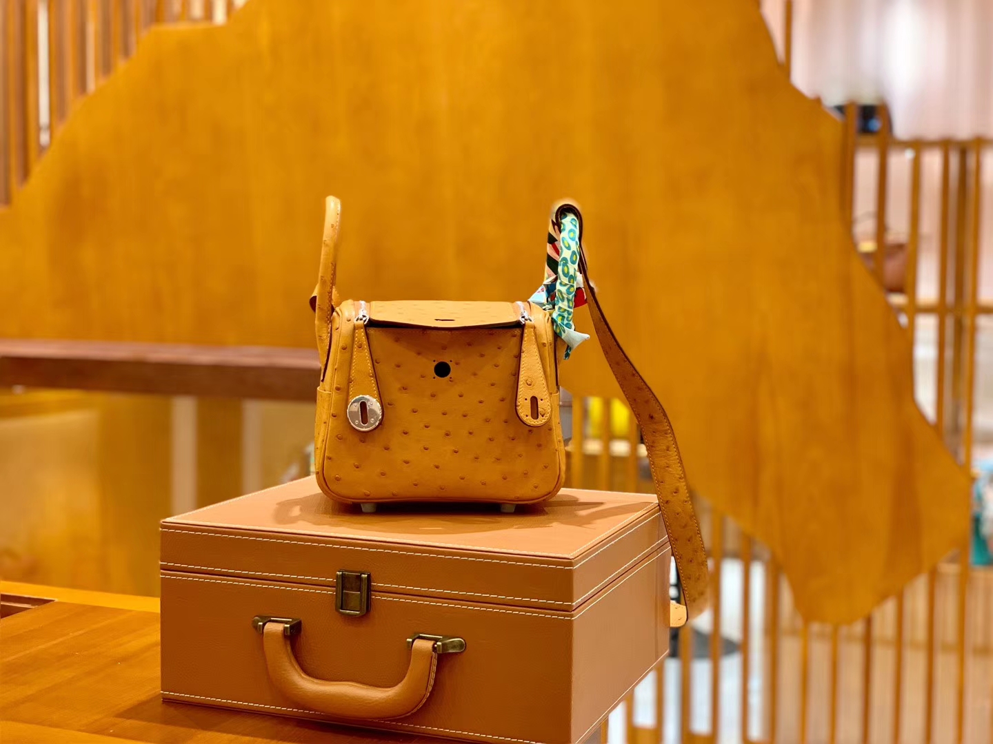 Hermès（爱马仕）Mini Lindy 18cm 太妃金 银扣 南非鸵鸟皮 全手工缝制