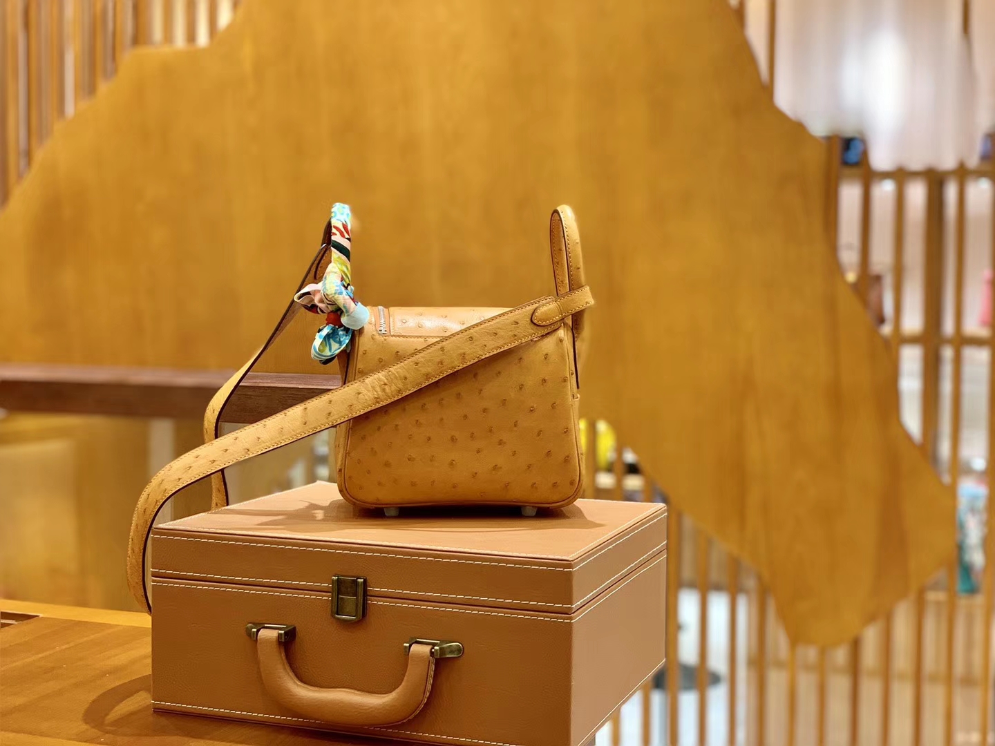 Hermès（爱马仕）Mini Lindy 18cm 太妃金 银扣 南非鸵鸟皮 全手工缝制