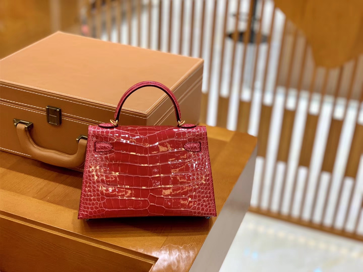 Hermès（爱马仕）Mini Kelly 19cm 极致粉 金扣 亮光 美洲鳄鱼皮 全手工缝制