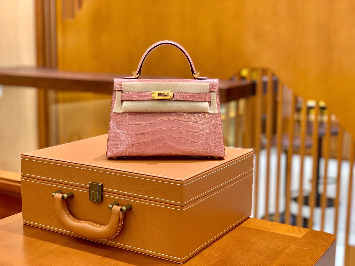 Hermès（爱马仕）Mini Kelly 19cm 樱花粉 金扣 一级 美洲 鳄鱼皮 臻品级别