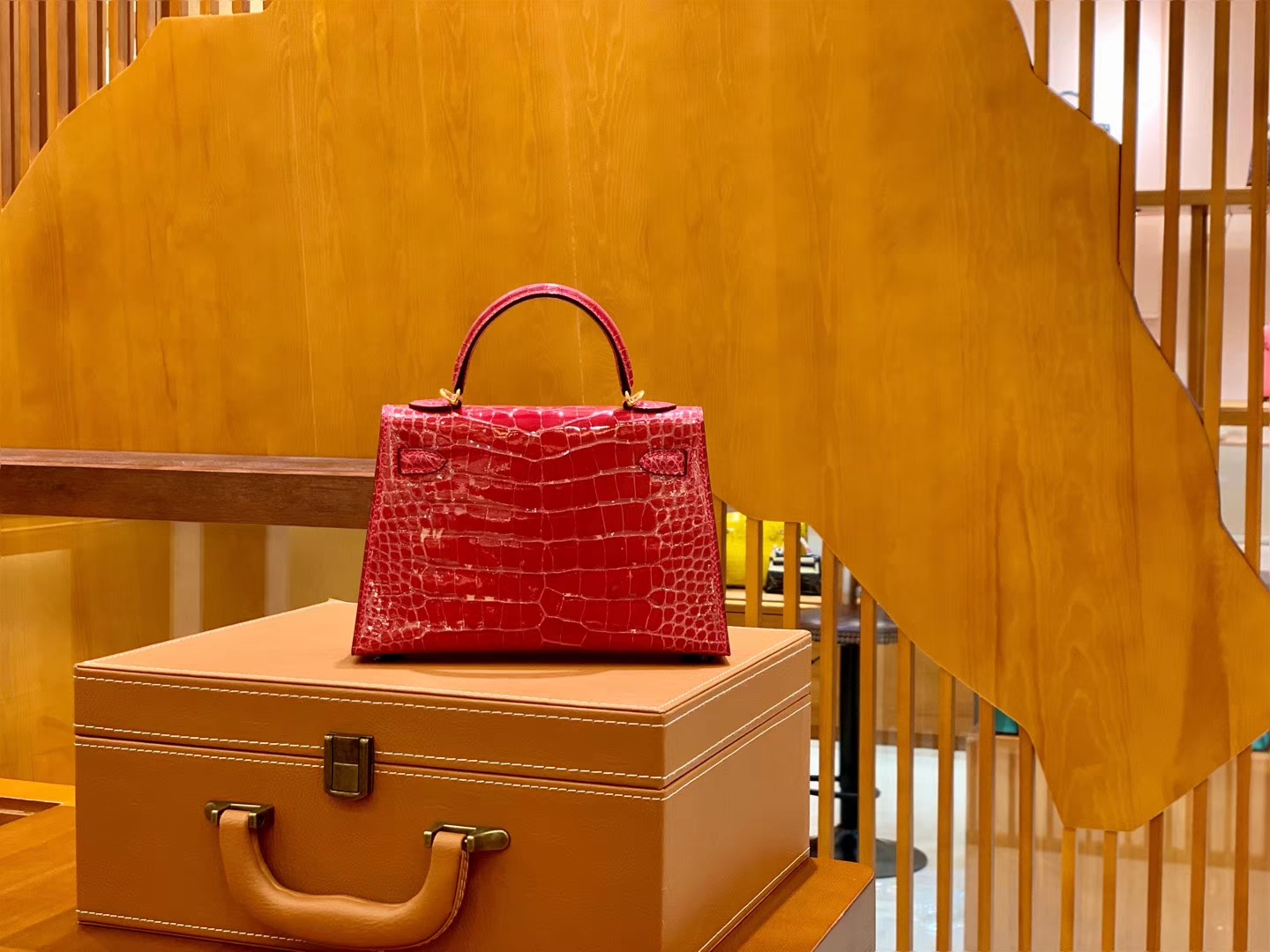 Hermès（爱马仕）Mini Kelly 19cm 极致粉 金扣 亮光 美洲鳄鱼皮 全手工缝制