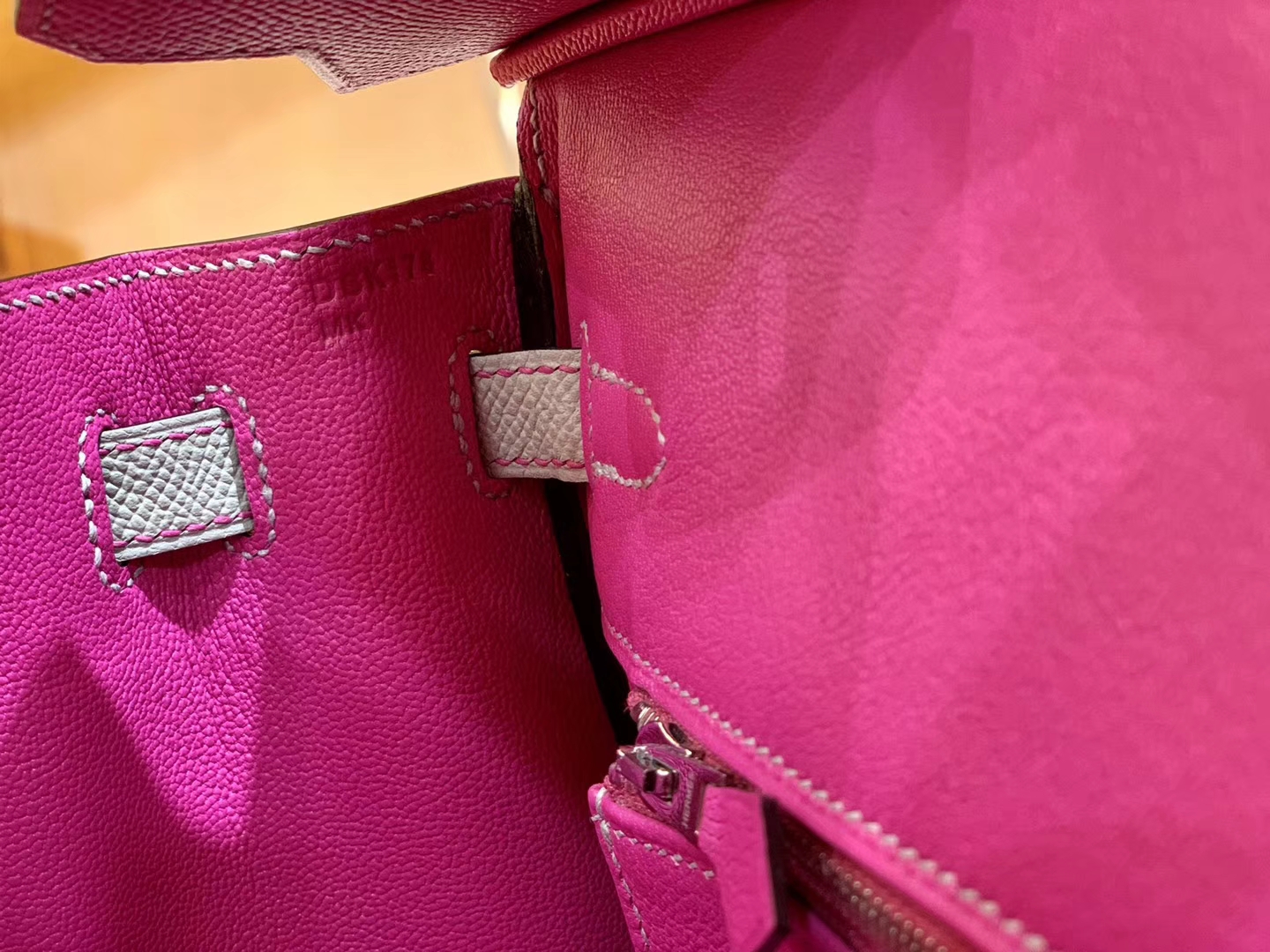 Hermès（爱马仕）Birkin 25cn 玉兰粉拼海鸥灰 掌纹牛皮 高定版本 鳄鱼皮工序
