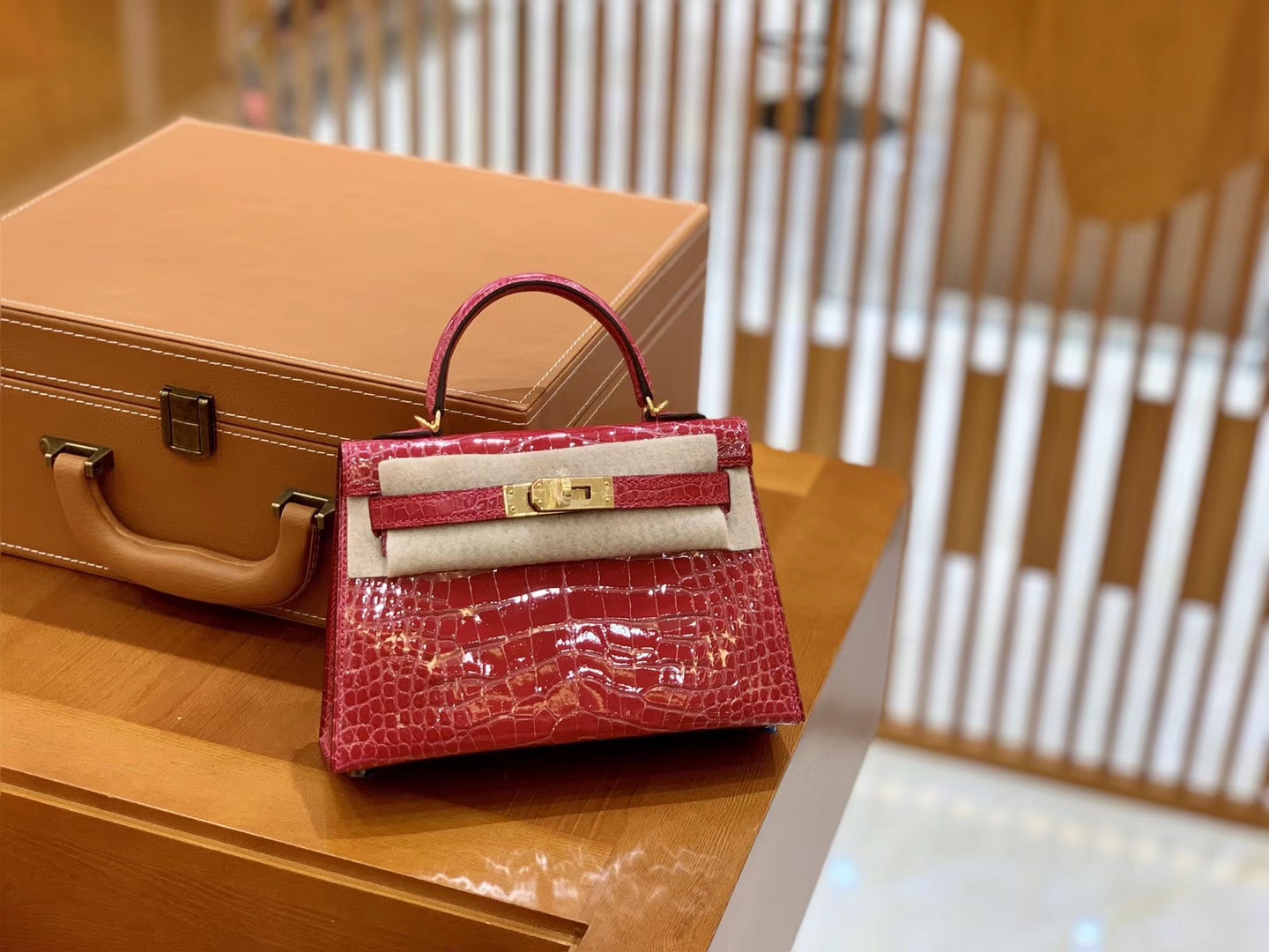 Hermès（爱马仕）Mini Kelly 19cm 极致粉 金扣 亮光 美洲鳄鱼皮 全手工缝制