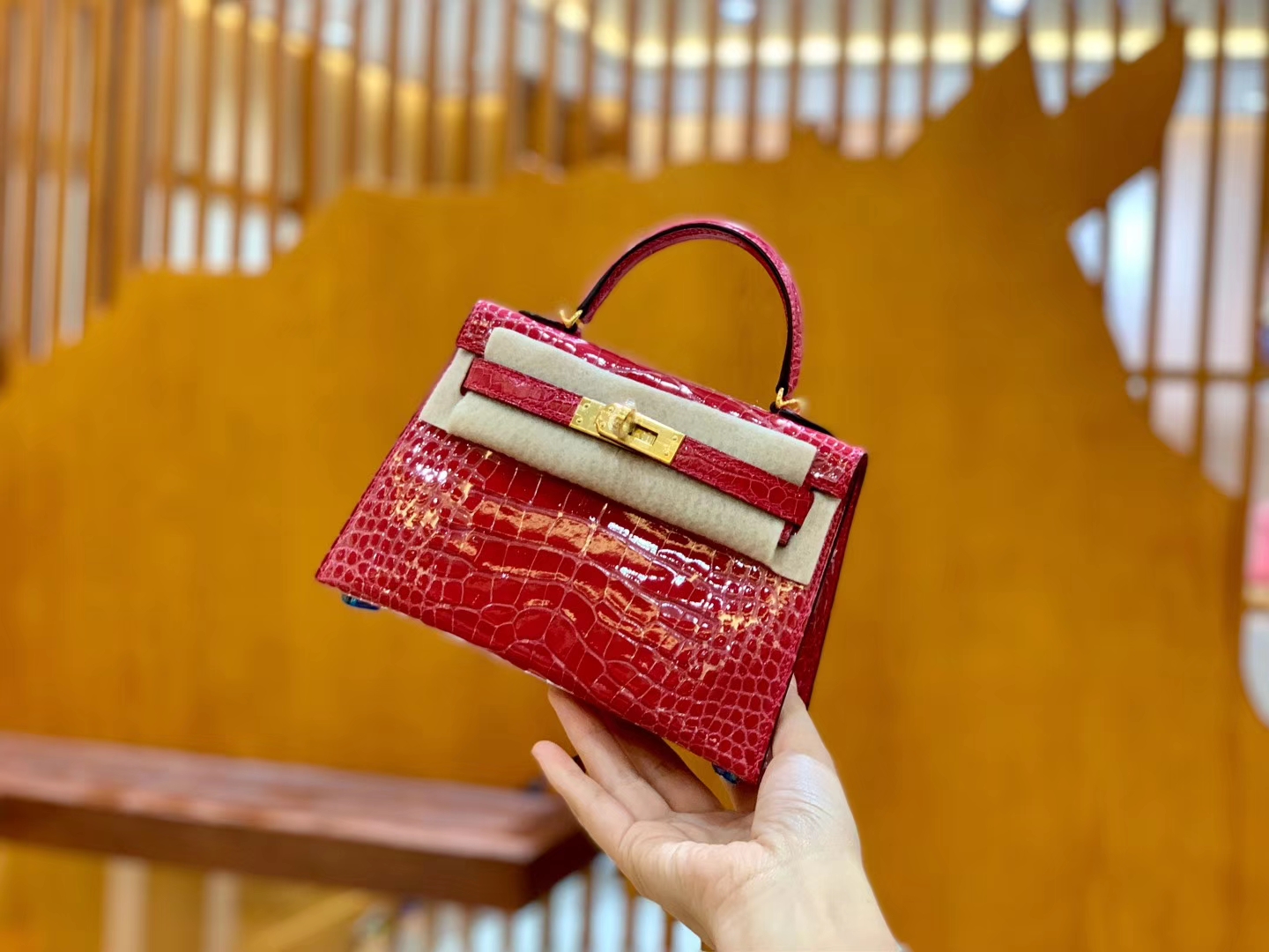 Hermès（爱马仕）Mini Kelly 19cm 极致粉 金扣 亮光 美洲鳄鱼皮 全手工缝制