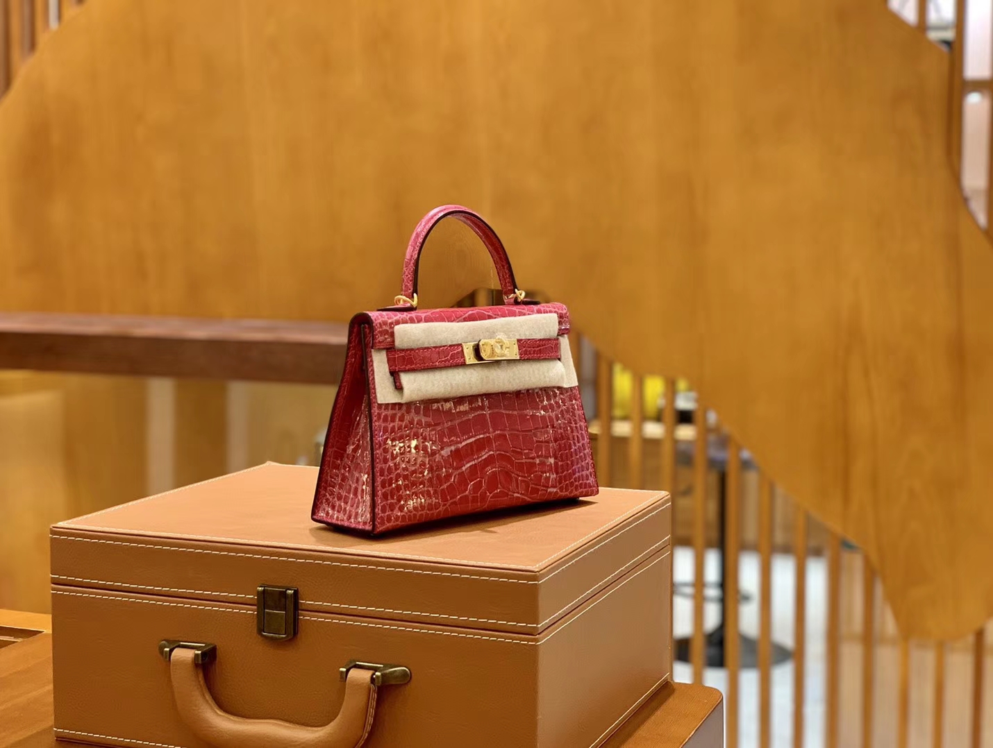 Hermès（爱马仕）Mini Kelly 19cm 极致粉 金扣 亮光 美洲鳄鱼皮 全手工缝制