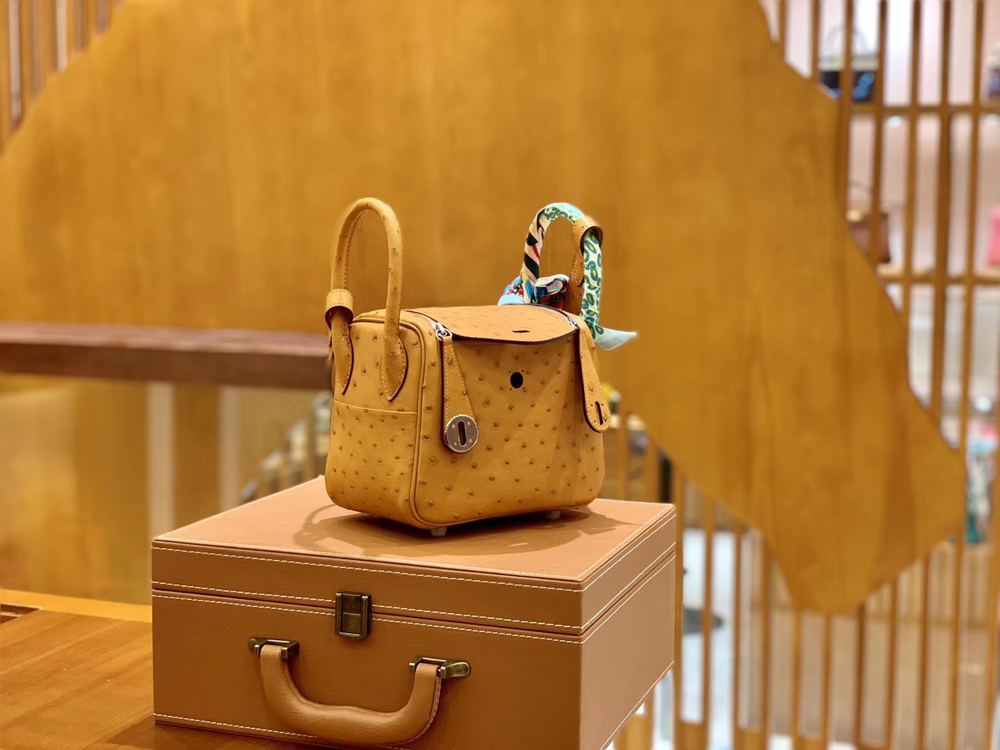 Hermès（爱马仕）Mini Lindy 18cm 太妃金 银扣 南非鸵鸟皮 全手工缝制