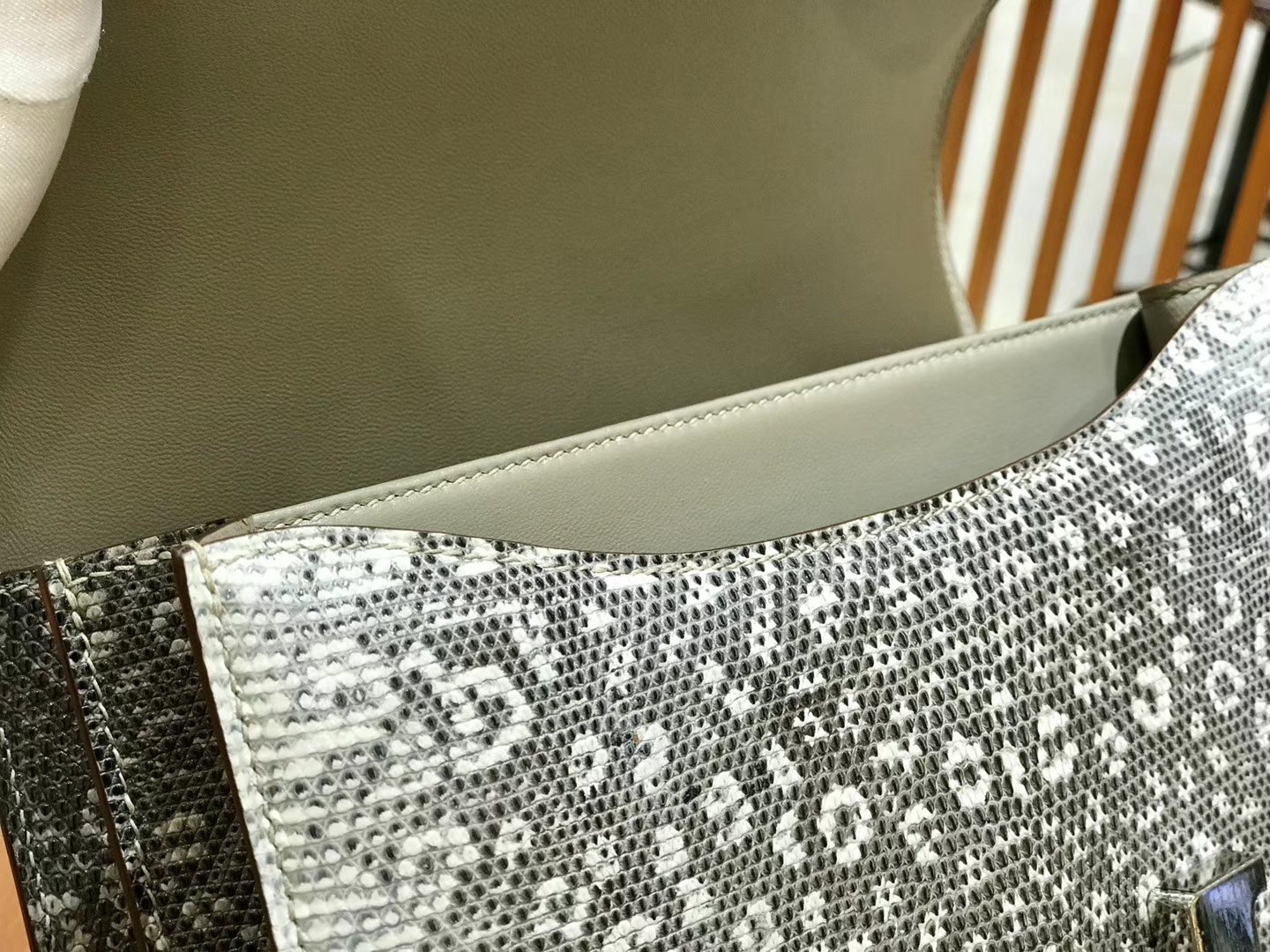 Hermès（爱马仕）Constance 空姐包 南非野生蜥蜴皮 原色 24cm
