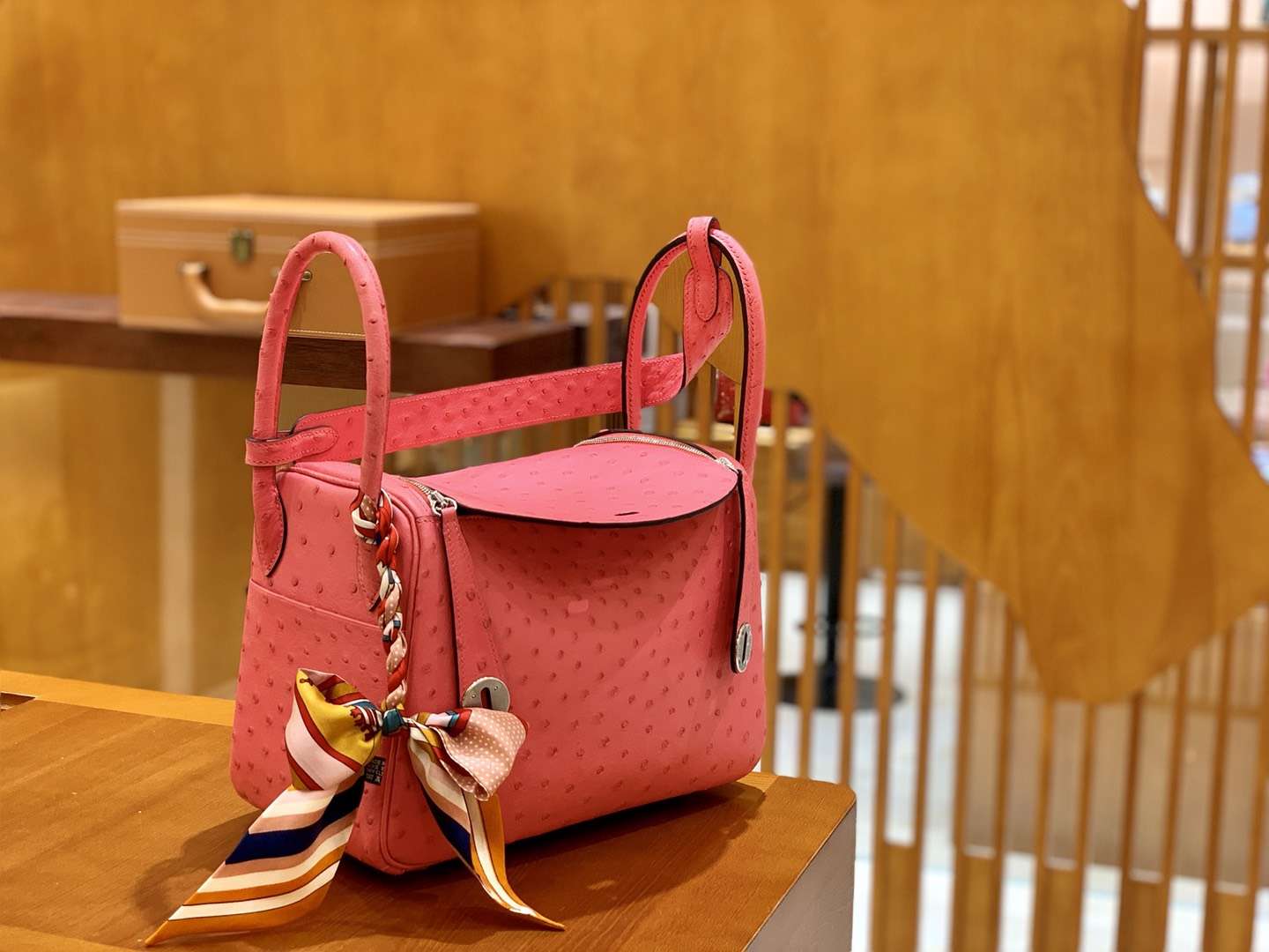 Hermès（爱马仕）Lindy 琳迪包 樱花粉 南非鸵鸟皮 26cm 现货