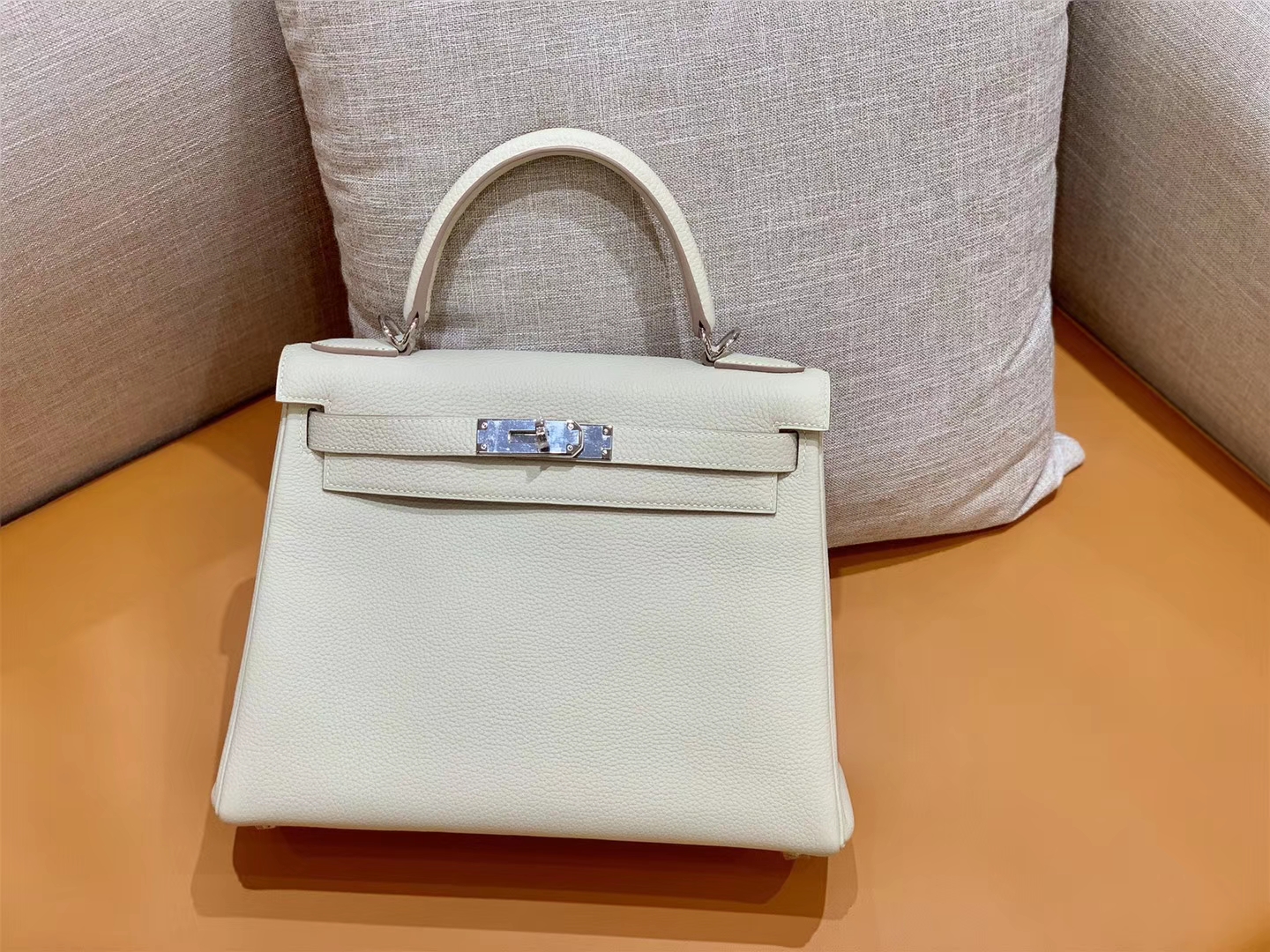 Hermès（爱马仕）Kelly 凯莉包 奶昔白 小牛皮 银扣 28cm