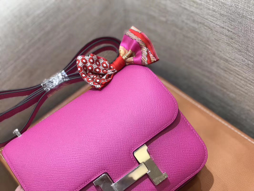 Hermès（爱马仕）Constance 空姐包 极致粉 掌纹牛皮 全手工缝制 银扣 18cm 现货