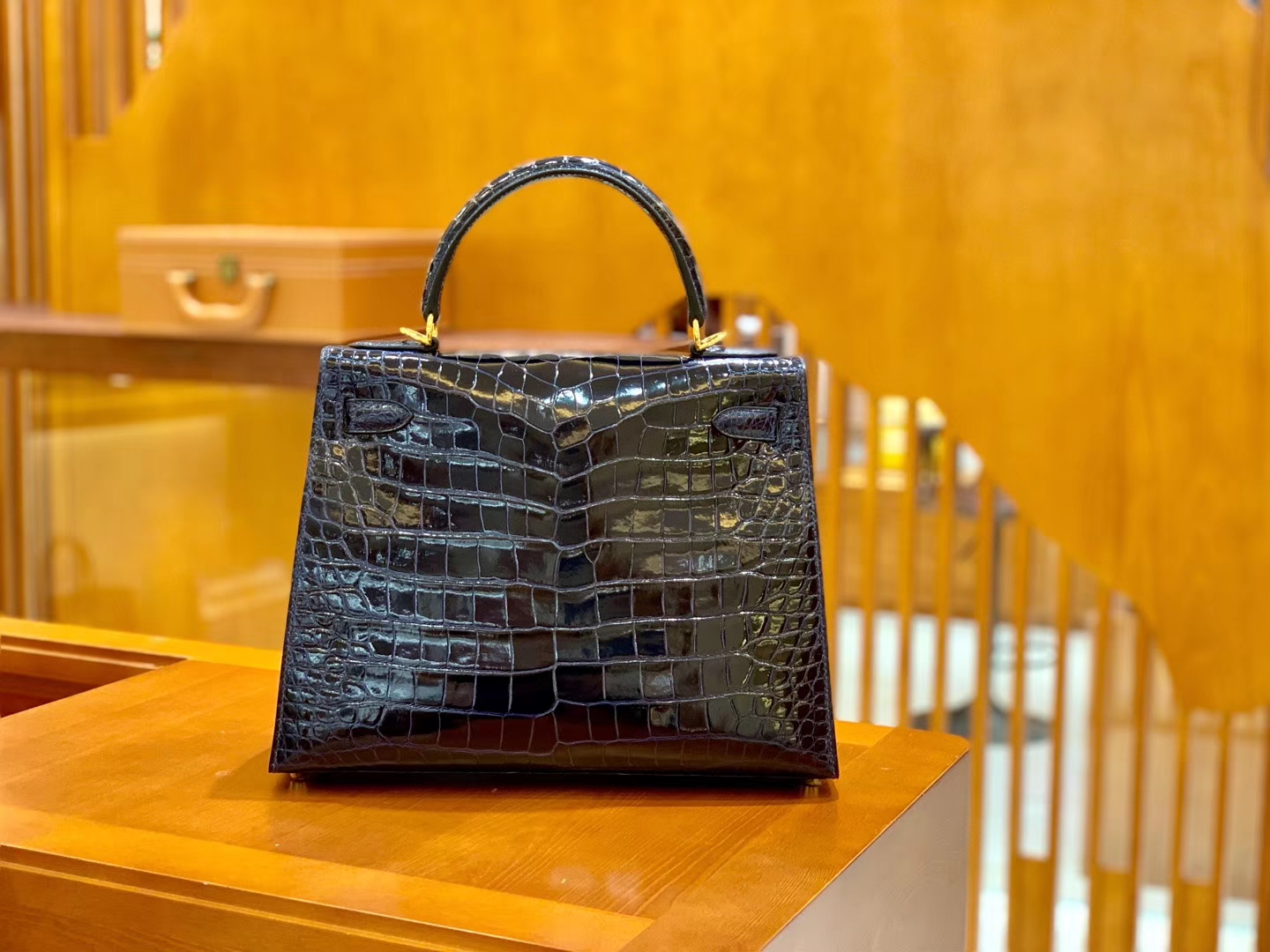 Hermès（爱马仕）Kelly 凯莉包 鳄鱼皮 午夜蓝 金扣 28cm 现货
