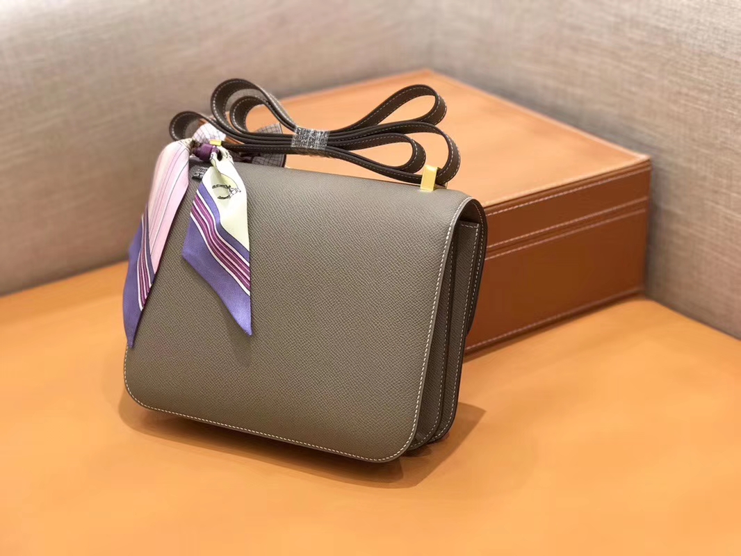Hermès（爱马仕）Constance 空姐包 巴黎灰 掌纹牛皮 全手工缝制 金扣 18cm 现货