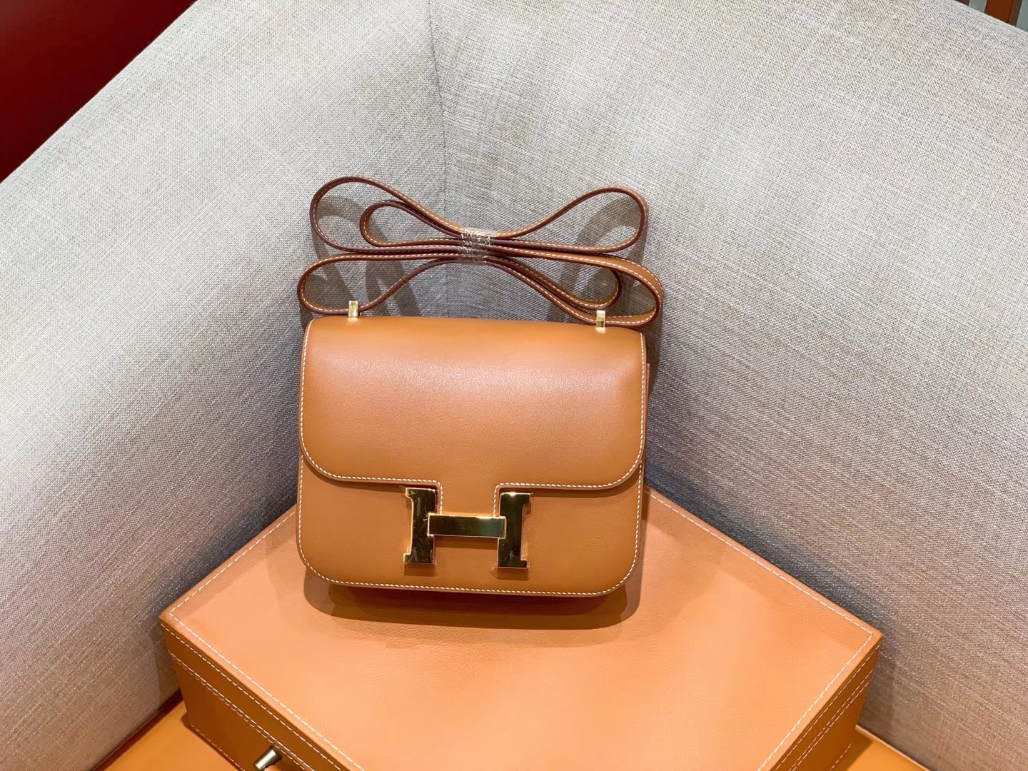 Hermès（爱马仕）Constance 空姐包 金棕色 掌纹牛皮 全手工缝制 金扣 18cm 现货