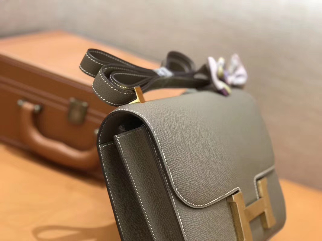 Hermès（爱马仕）Constance 空姐包 巴黎灰 掌纹牛皮 全手工缝制 金扣 18cm 现货
