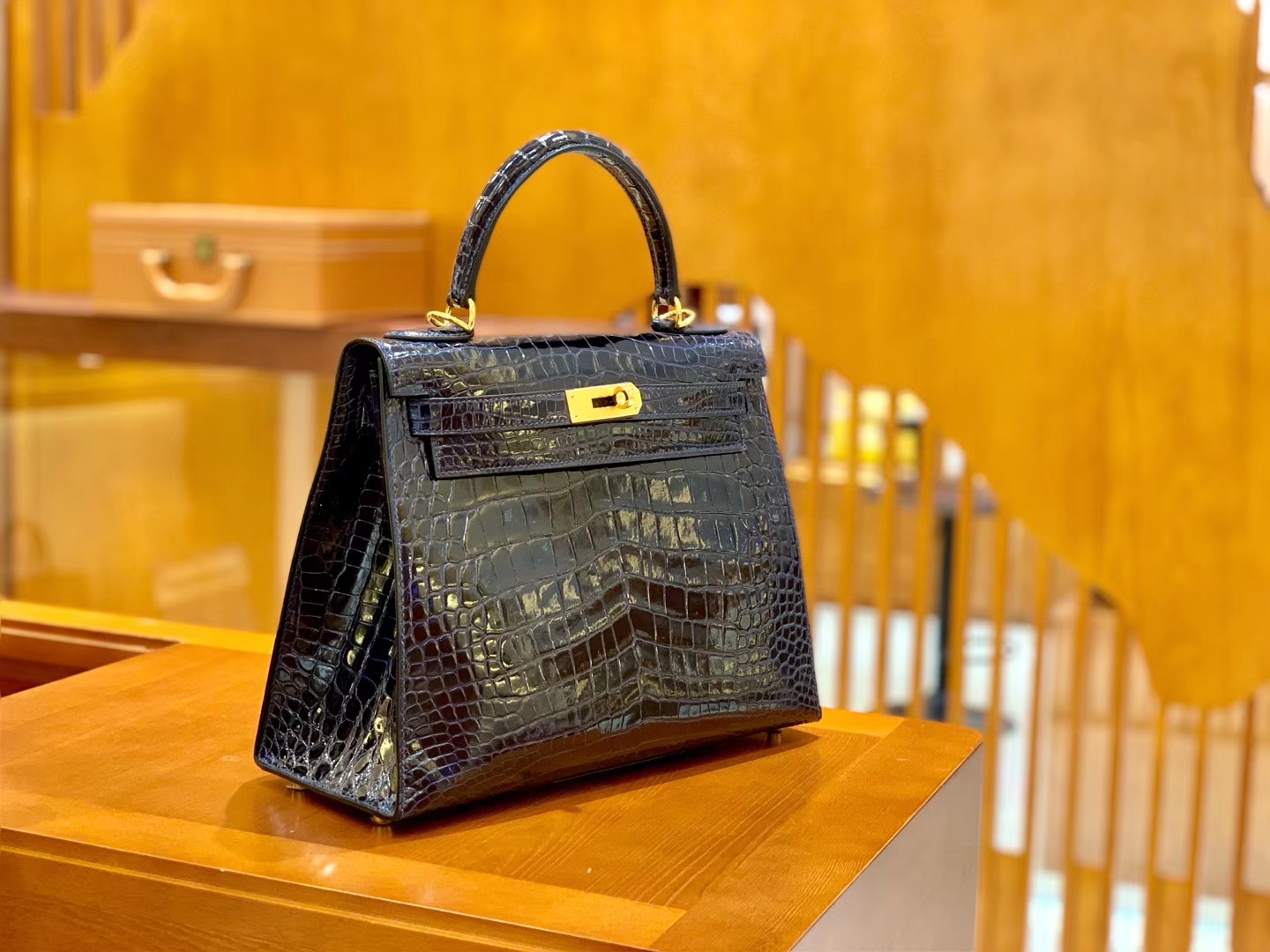 Hermès（爱马仕）Kelly 凯莉包 鳄鱼皮 午夜蓝 金扣 28cm 现货
