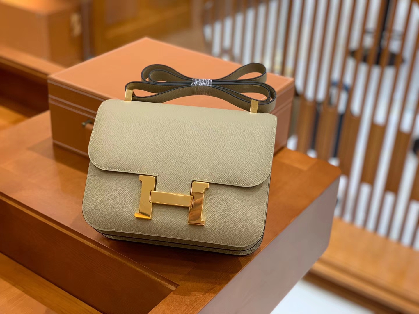 Hermès（爱马仕）Constance 空姐包 风衣灰 掌纹牛皮 全手工缝制 银扣 24cm 现货