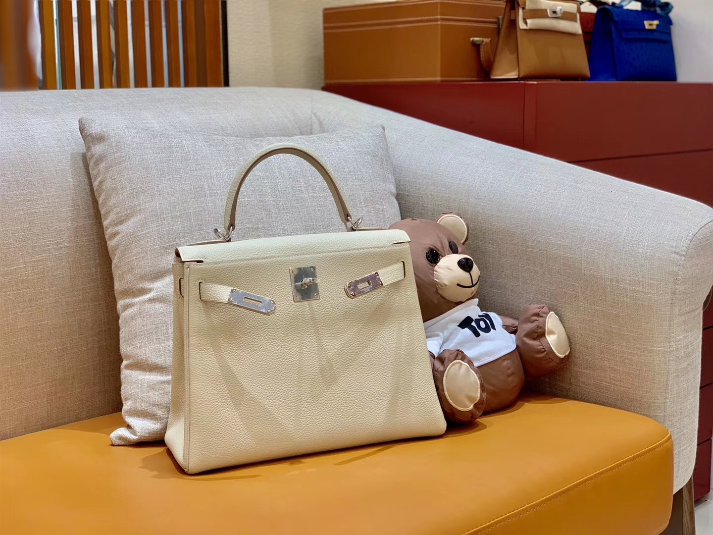 Hermès（爱马仕）Kelly 凯莉包 奶昔白 小牛皮 银扣 28cm