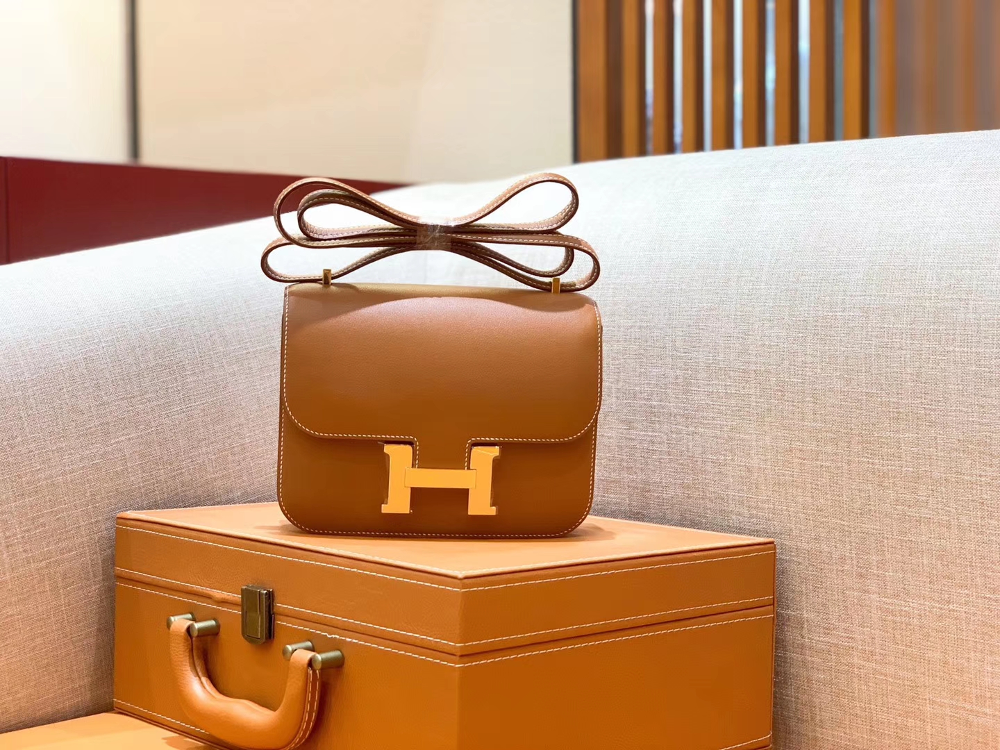 Hermès（爱马仕）Constance 空姐包 金棕色 掌纹牛皮 全手工缝制 金扣 18cm 现货