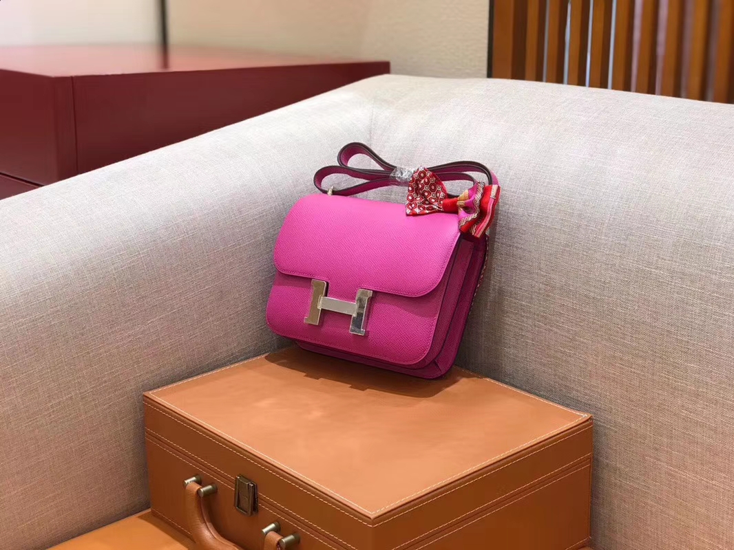 Hermès（爱马仕）Constance 空姐包 极致粉 掌纹牛皮 全手工缝制 银扣 18cm 现货