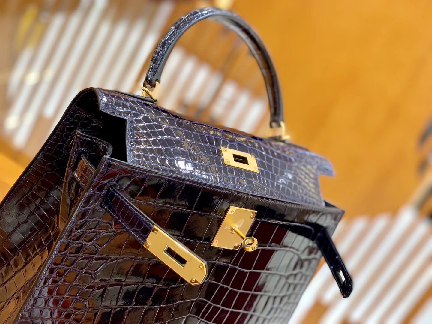 Hermès（爱马仕）Kelly 凯莉包 鳄鱼皮 午夜蓝 金扣 28cm 现货