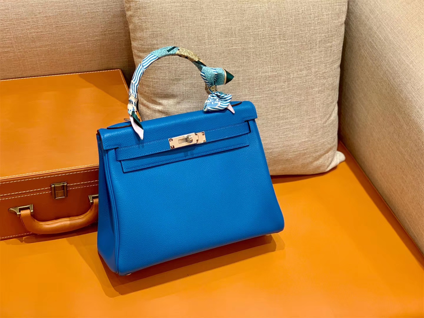 Hermès（爱马仕）Kelly 凯莉包 坦桑尼亚蓝 小牛皮 金扣 28cm