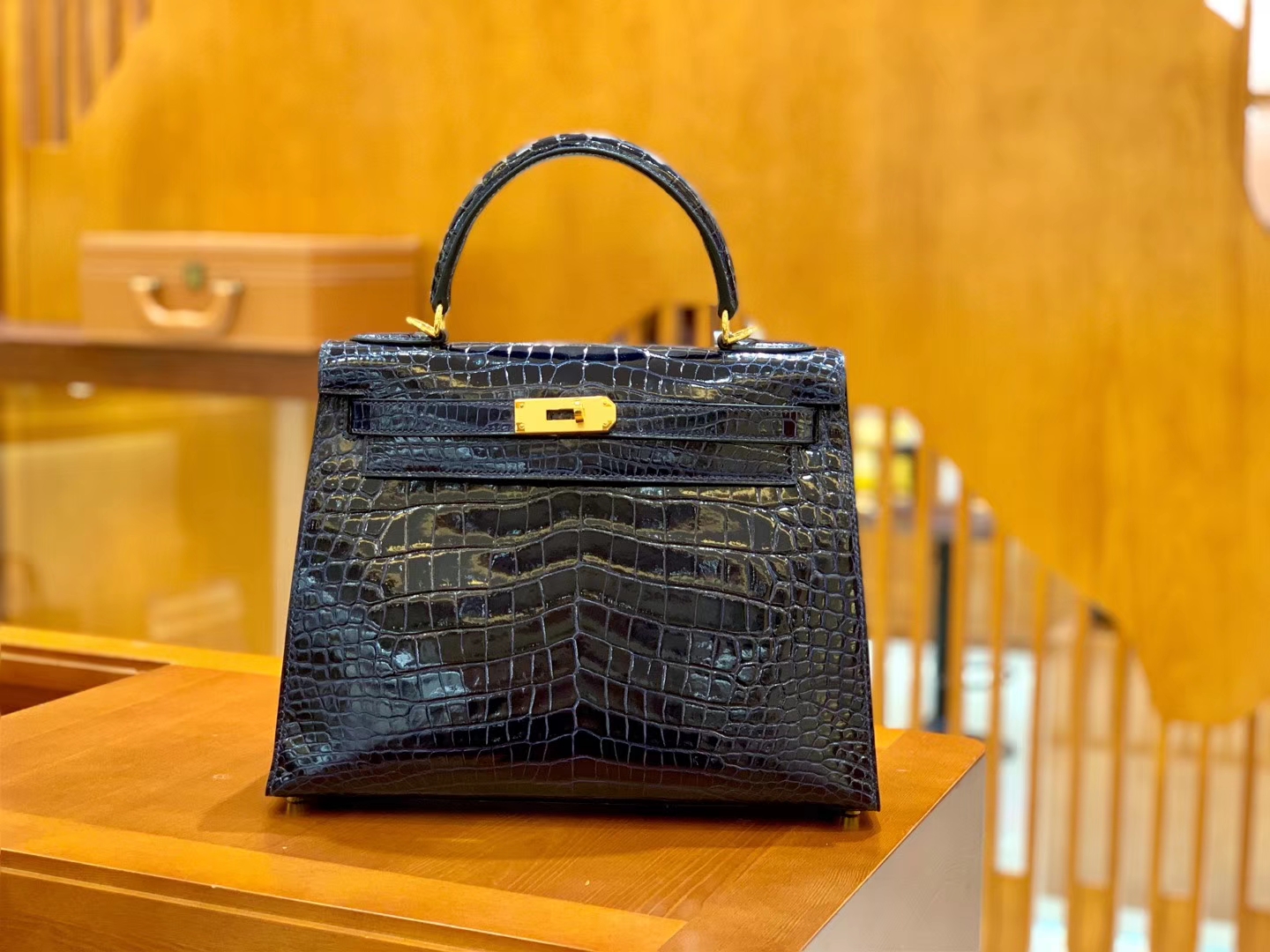 Hermès（爱马仕）Kelly 凯莉包 鳄鱼皮 午夜蓝 金扣 28cm 现货