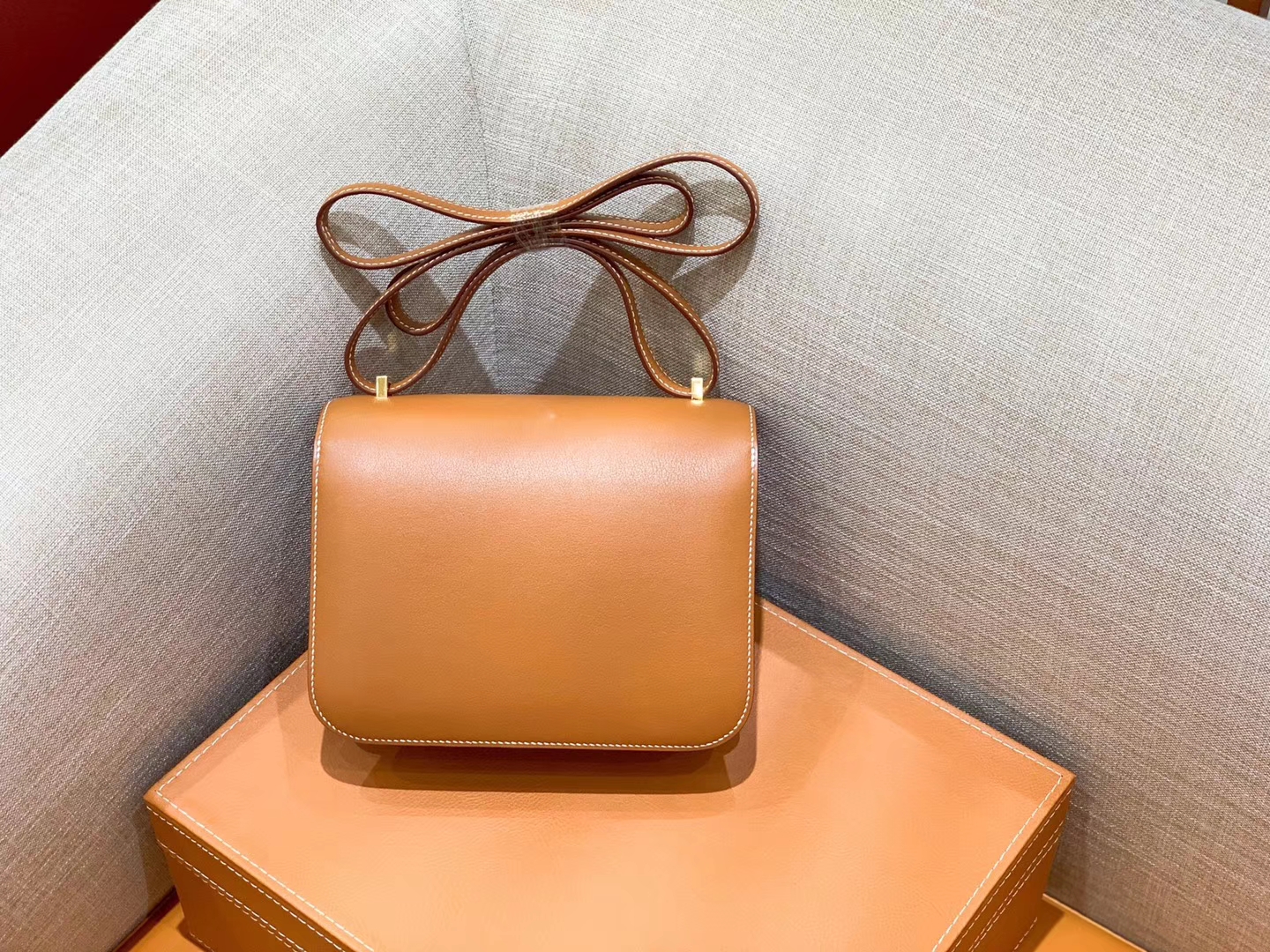 Hermès（爱马仕）Constance 空姐包 金棕色 掌纹牛皮 全手工缝制 金扣 18cm 现货