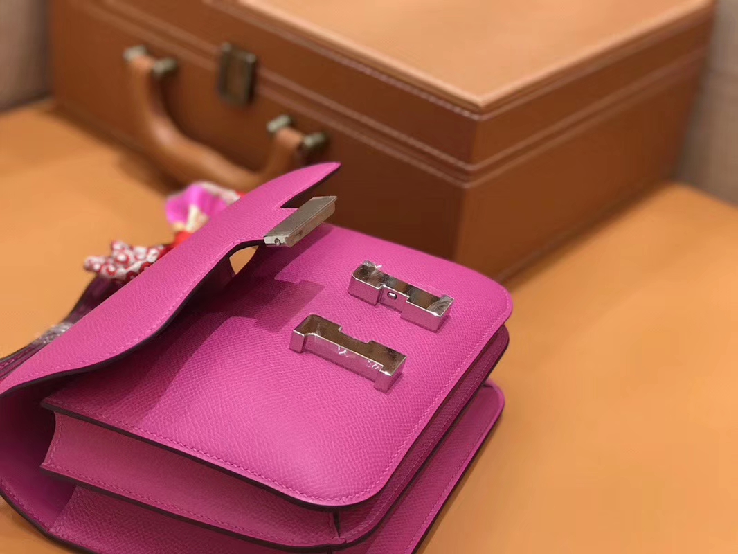 Hermès（爱马仕）Constance 空姐包 极致粉 掌纹牛皮 全手工缝制 银扣 18cm 现货